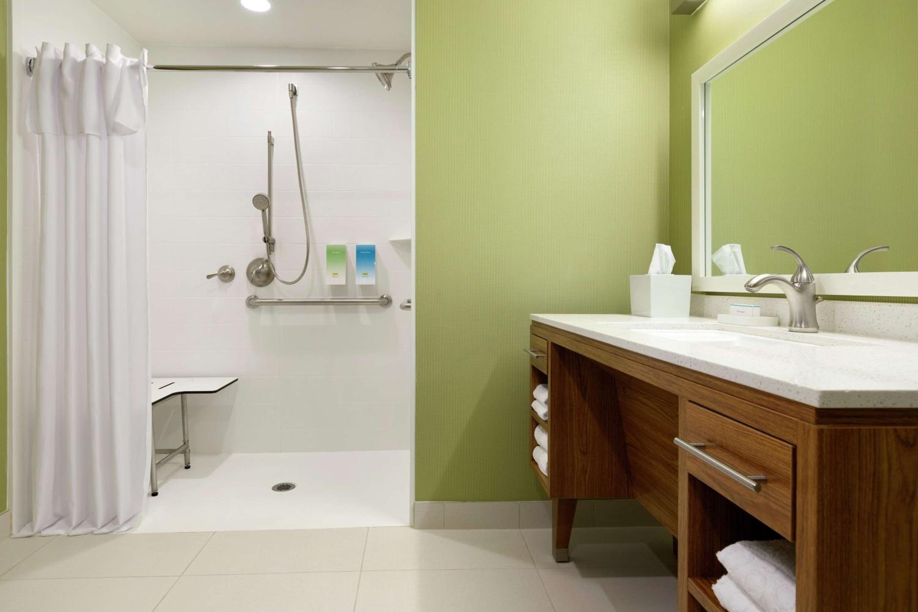 Queen Suite with Roll-In Shower - Mobility Access - Photo 4