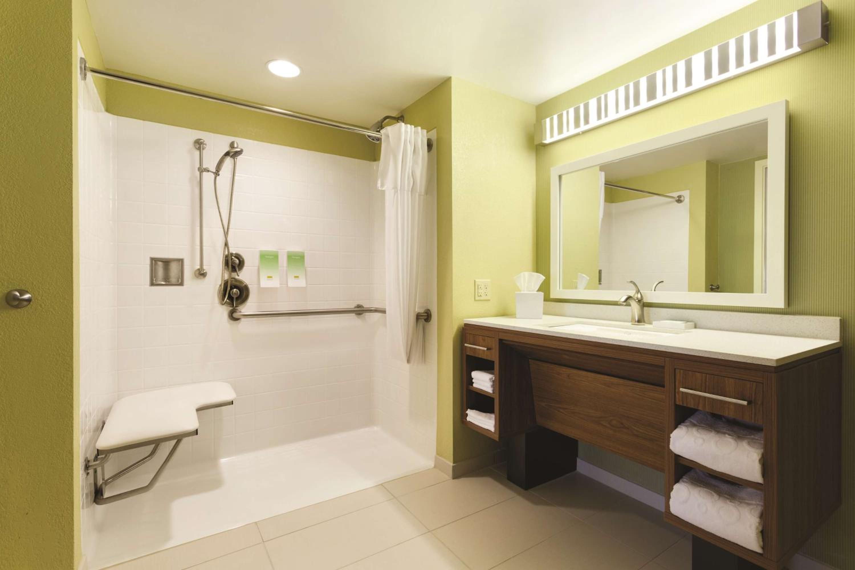 Queen Suite with Roll-In Shower - Mobility Access - Photo 5