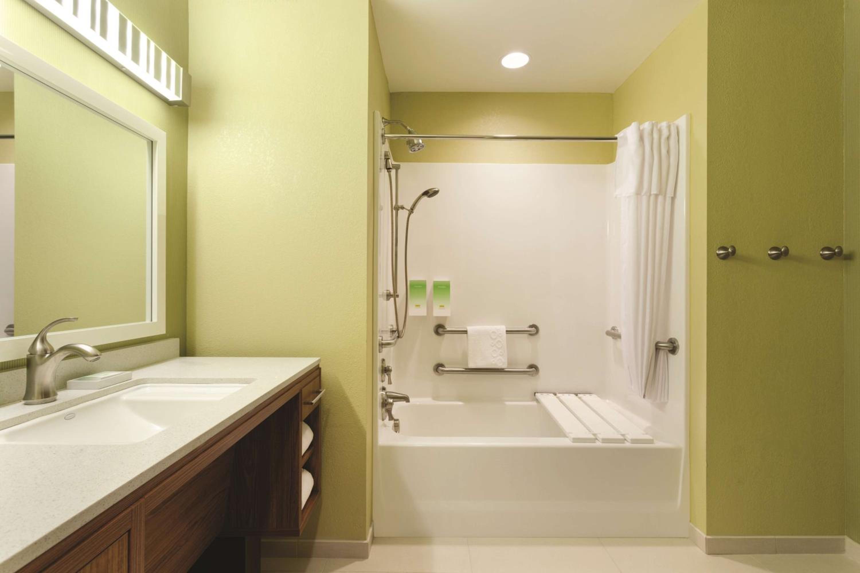 Queen Studio with Two Queen Beds - Mobility Access/Non-Smoking photo 2