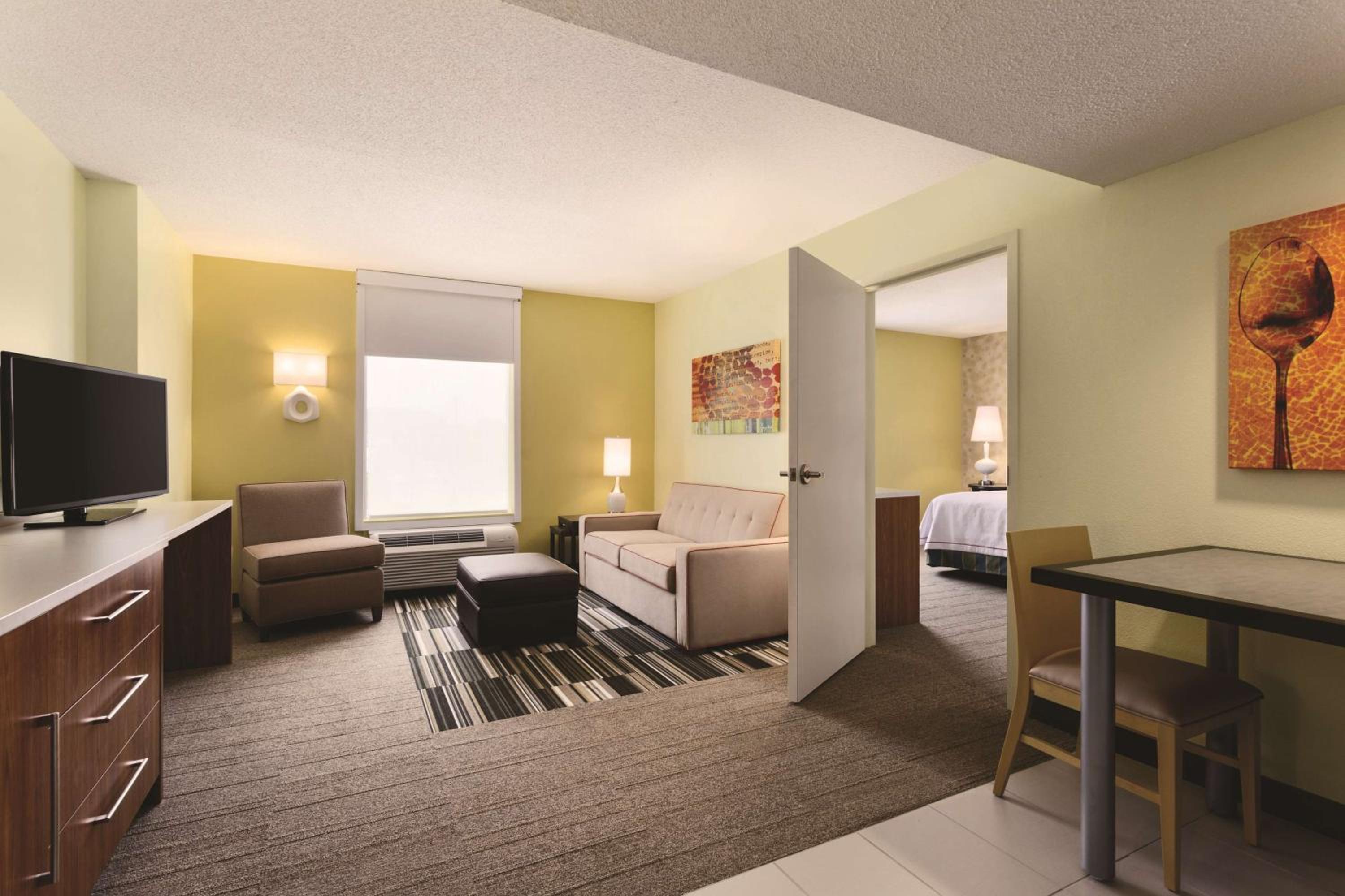 Queen Suite with Roll-In Shower - Mobility Access - Photo 2