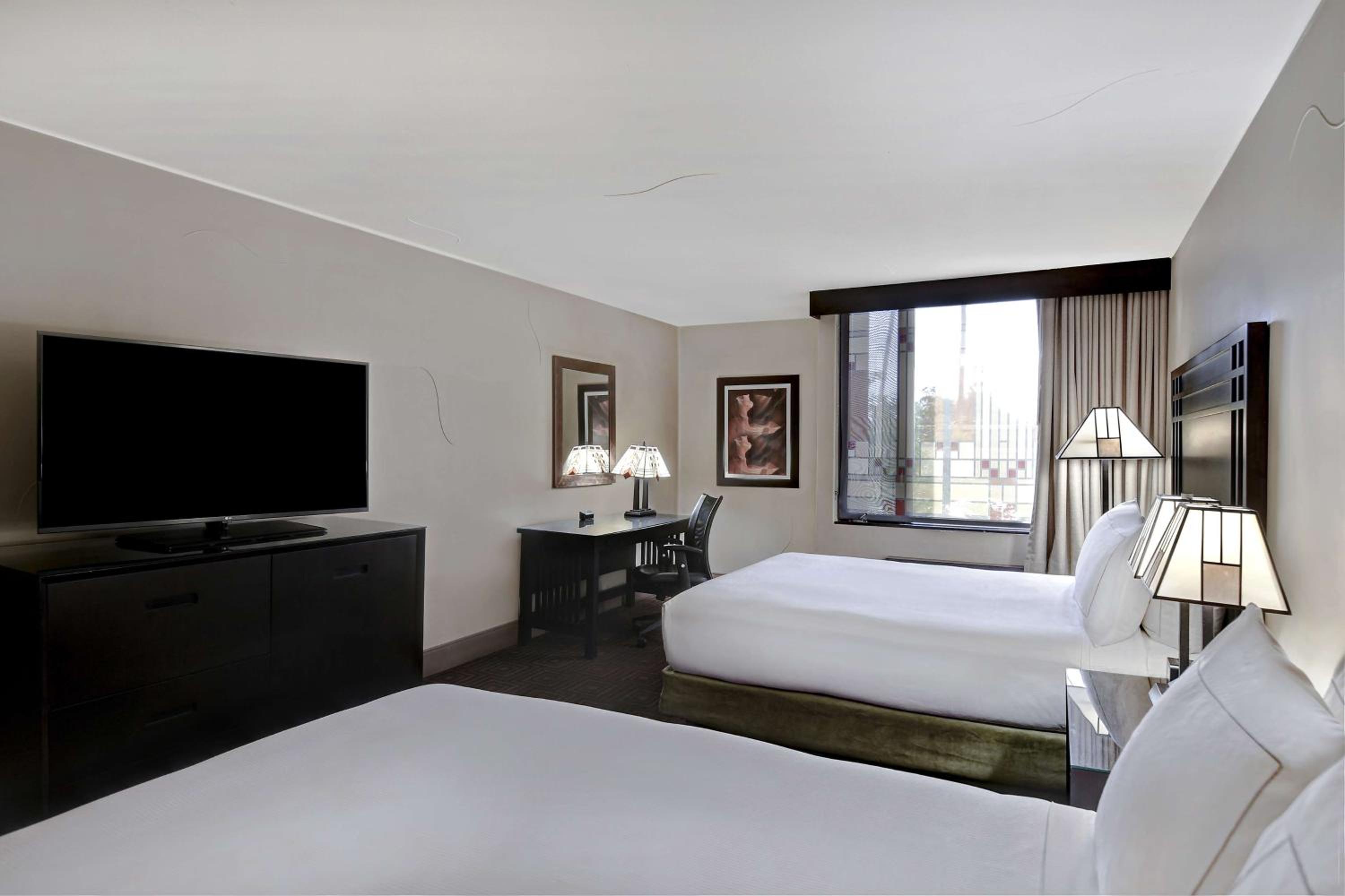 Room with Two Queen Beds - Non-Smoking photo 2