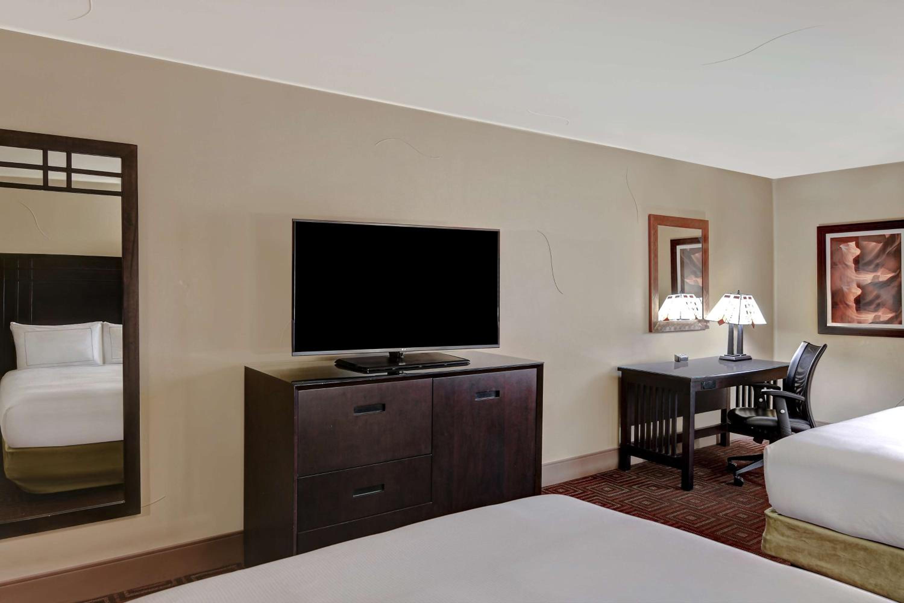 Queen Room with Two Queen Beds and Roll-In Shower - Mobility and Hearing Access/Non-Smoking photo 2