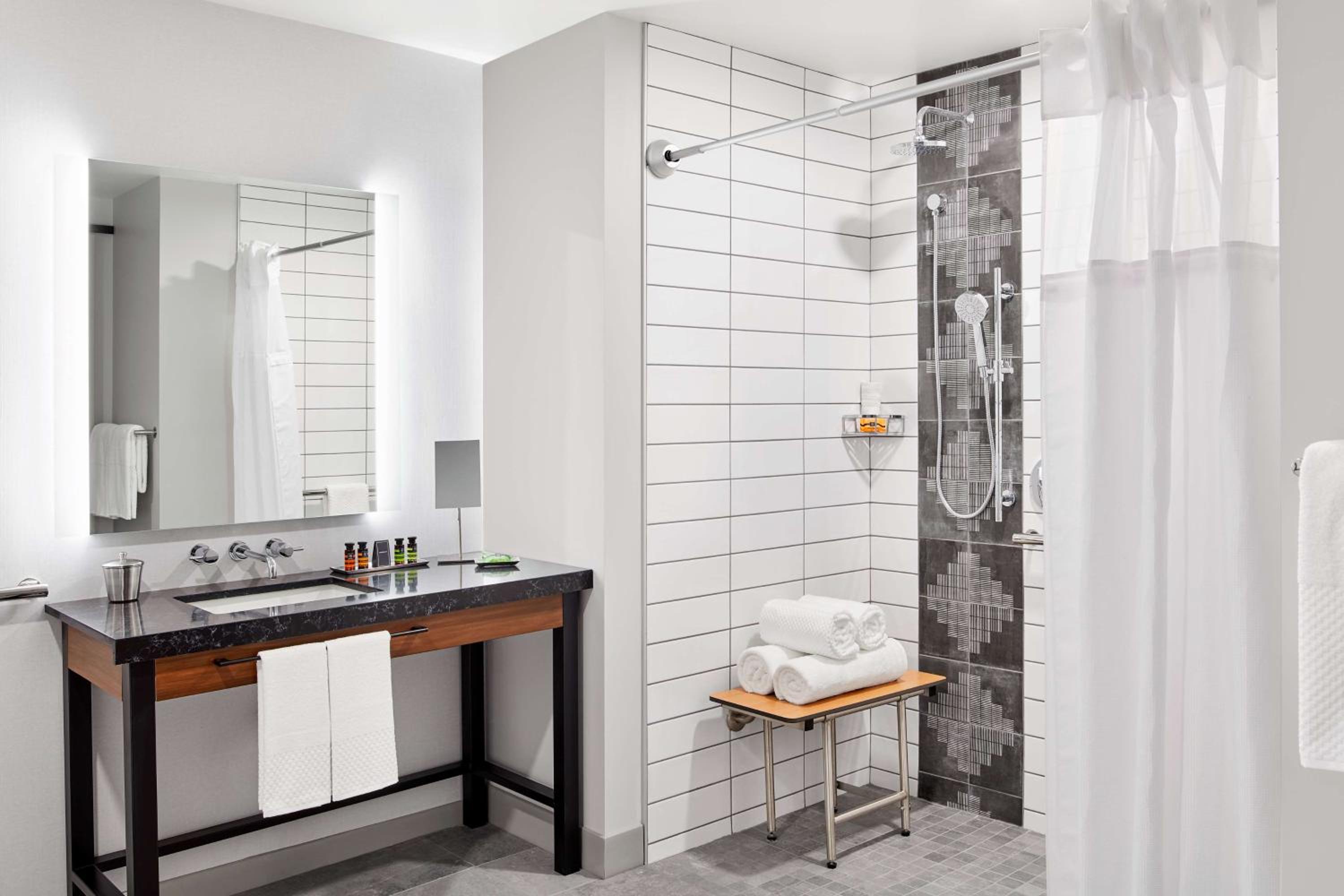 Queen Room with Two Queen Beds and Roll-In Shower - Mobility Access/Non-Smoking - Photo 4