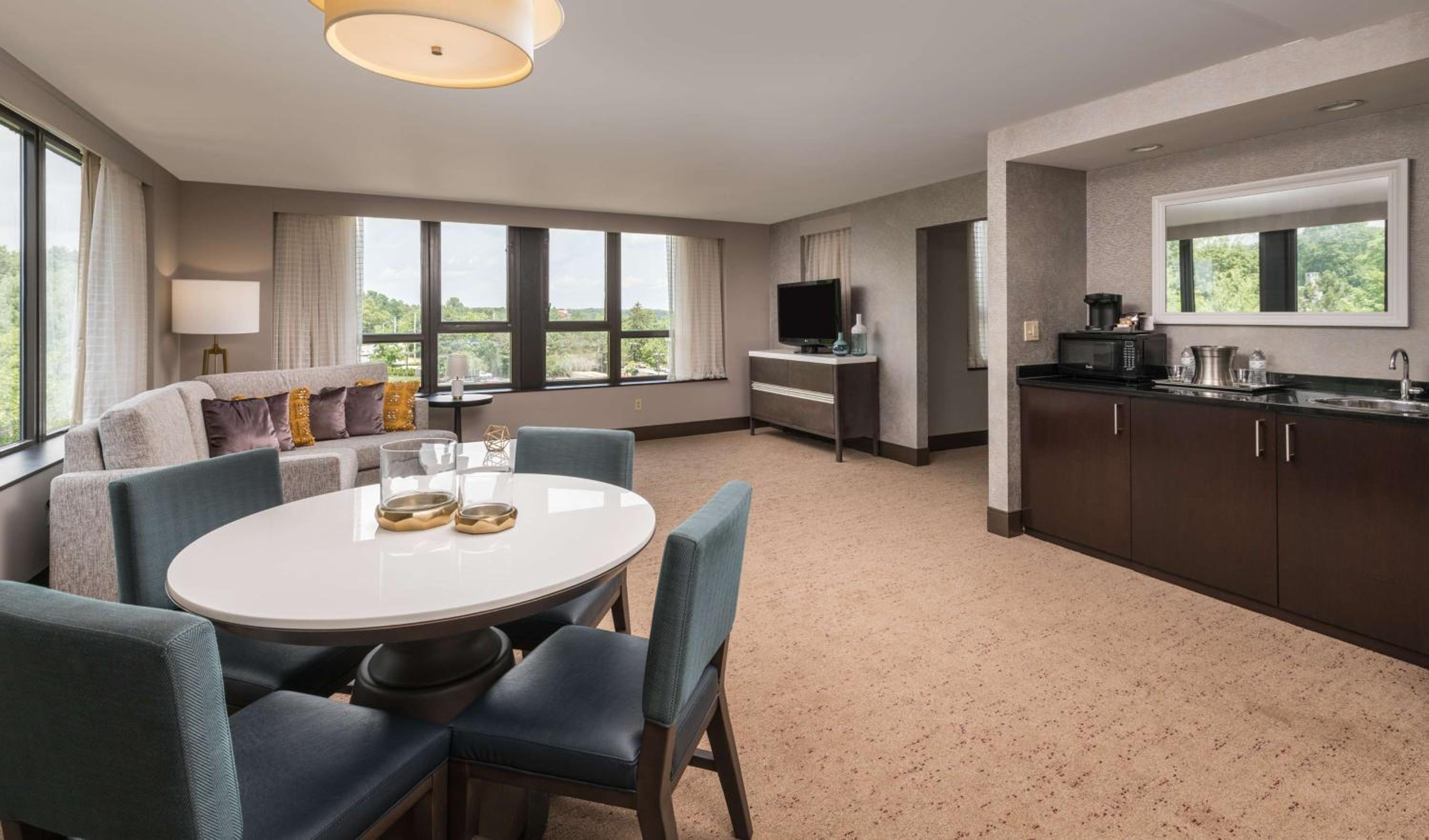 Luxury Suite - Photo 3