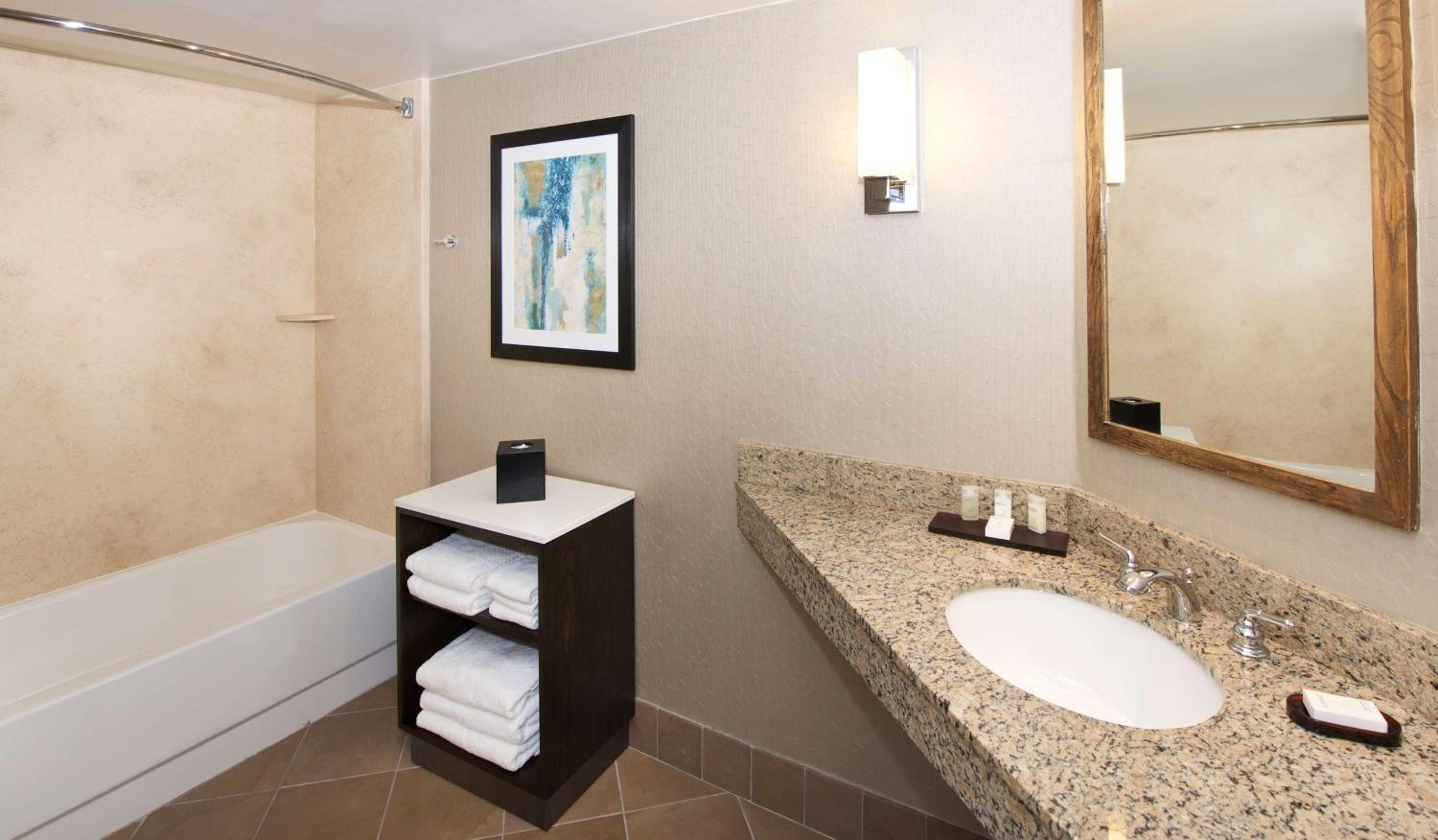 King Corner Suite with City View - Non-Smoking - Photo 2