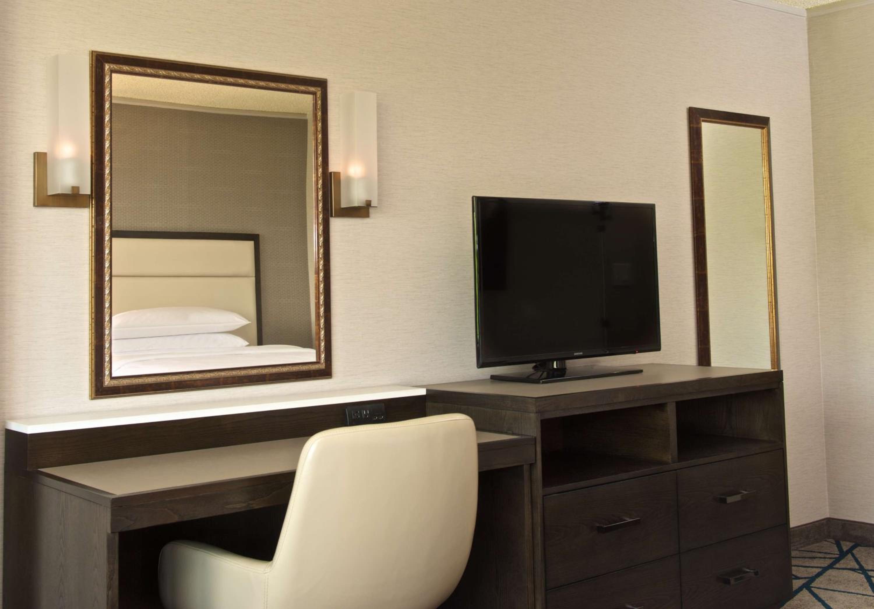 Suite with Two Double Beds - Non-Smoking - Photo 5
