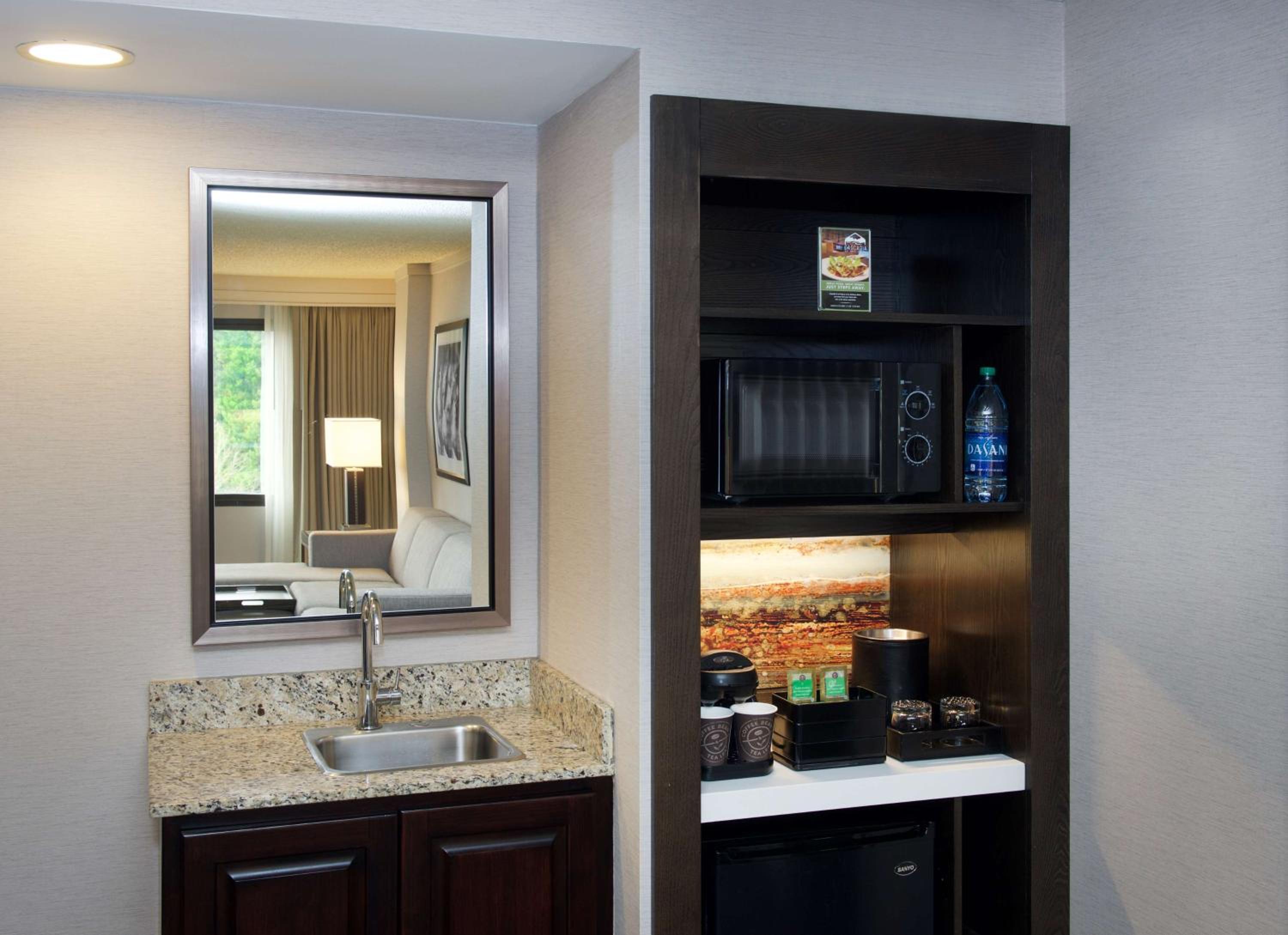 Deluxe King Room - Non-Smoking - Photo 4