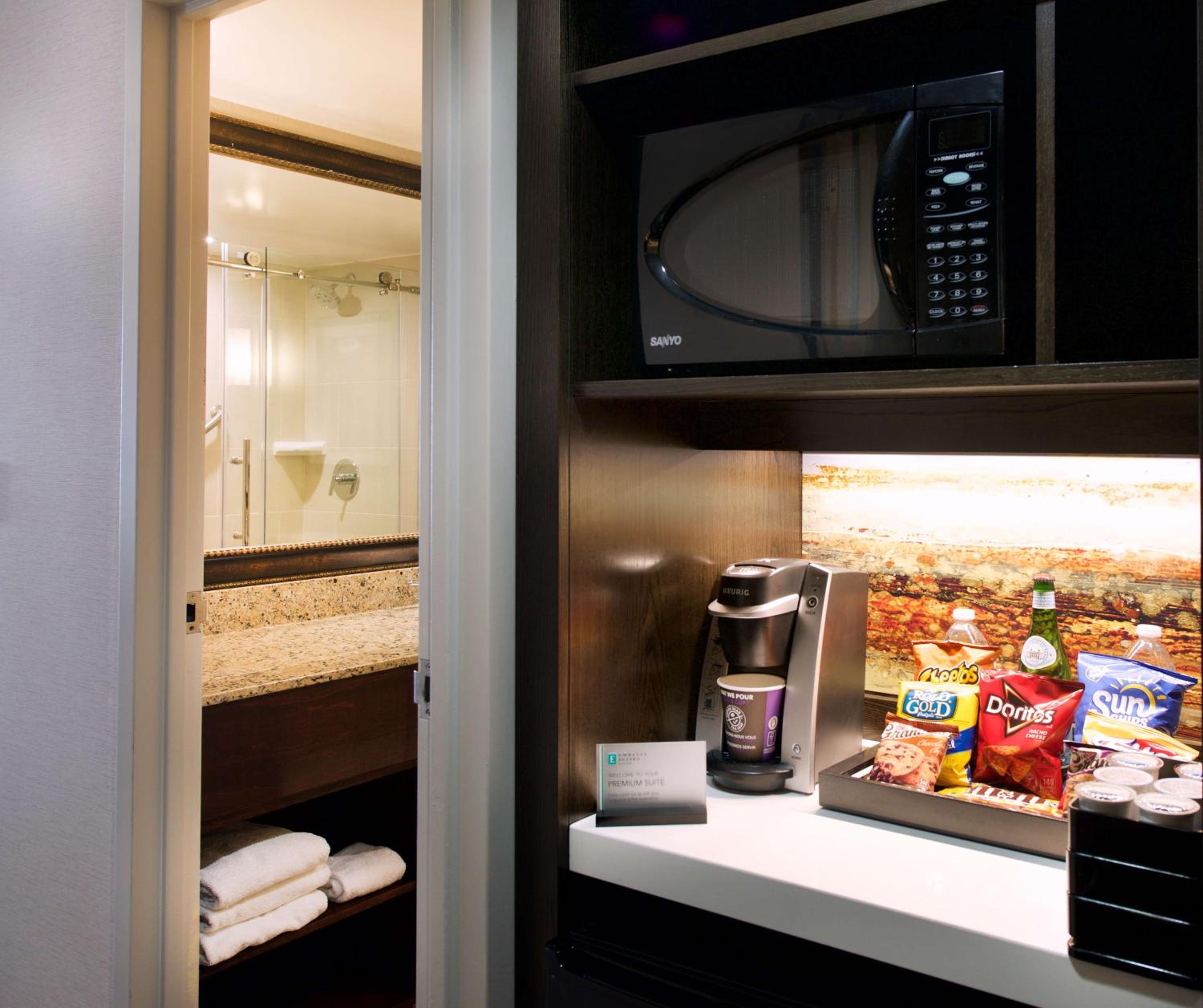 Premium King Suite - Non-Smoking - Photo 3