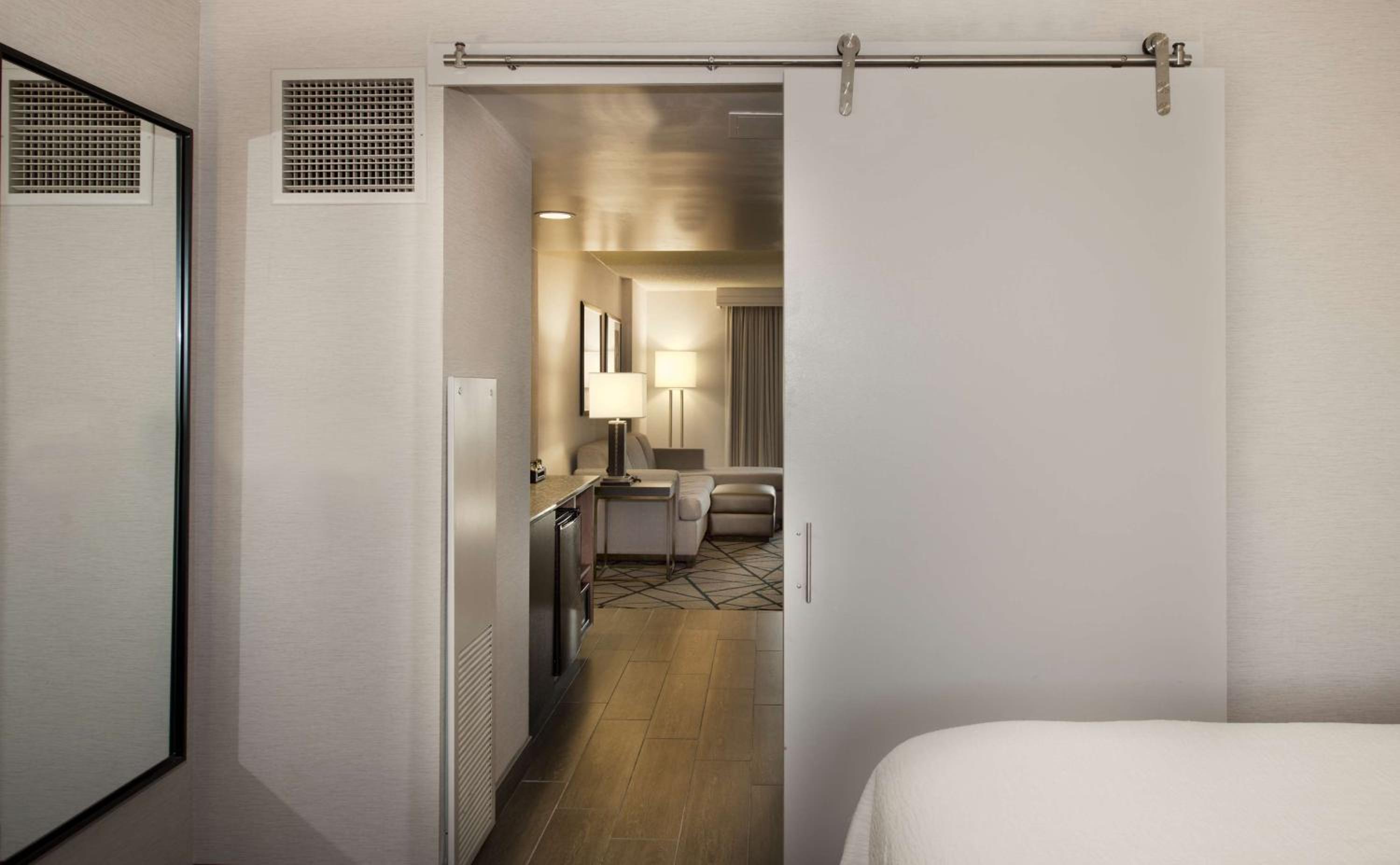 King Suite with Accessible Tub - Mobility and Hearing Access/Non-Smoking - Photo 2