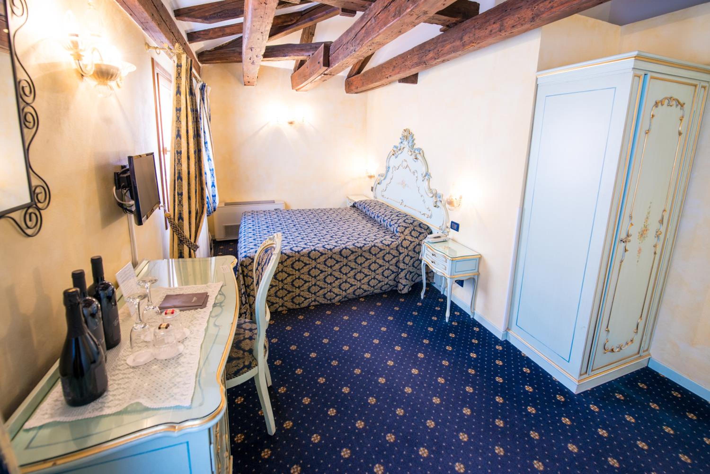 Superior Double or Twin Room with Canal View photo 2