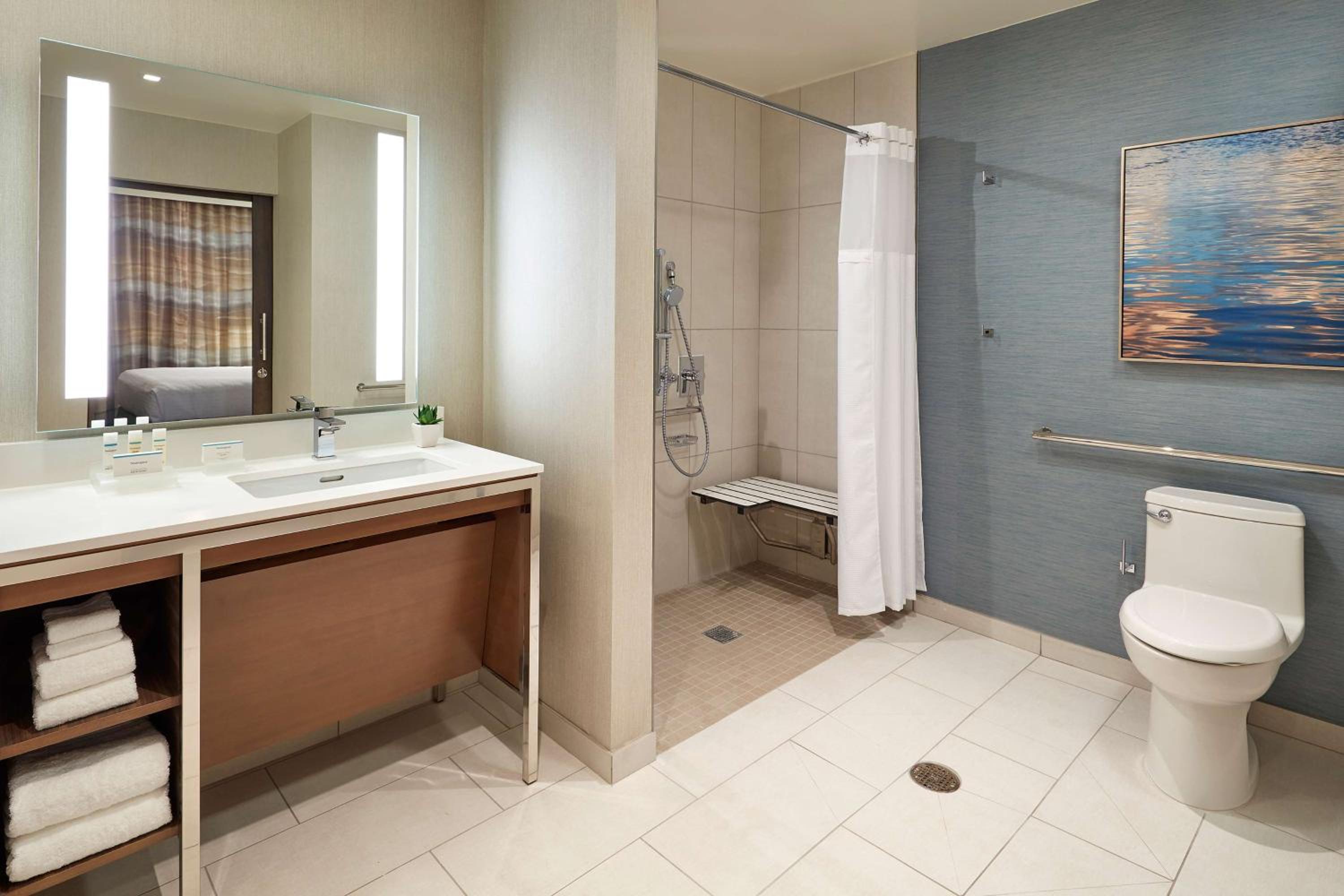 King Suite with Roll-In Shower - Disability Access - Photo 2