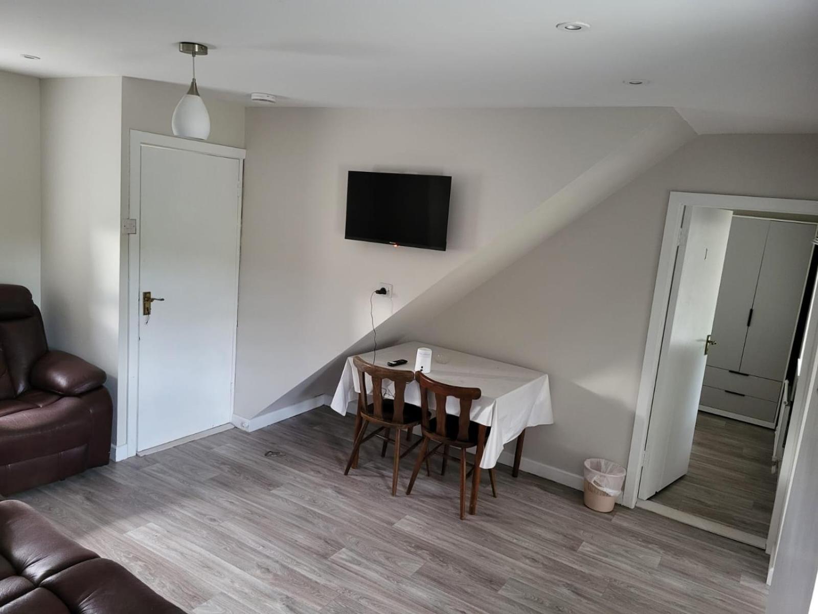 Five-Bedroom House photo 1
