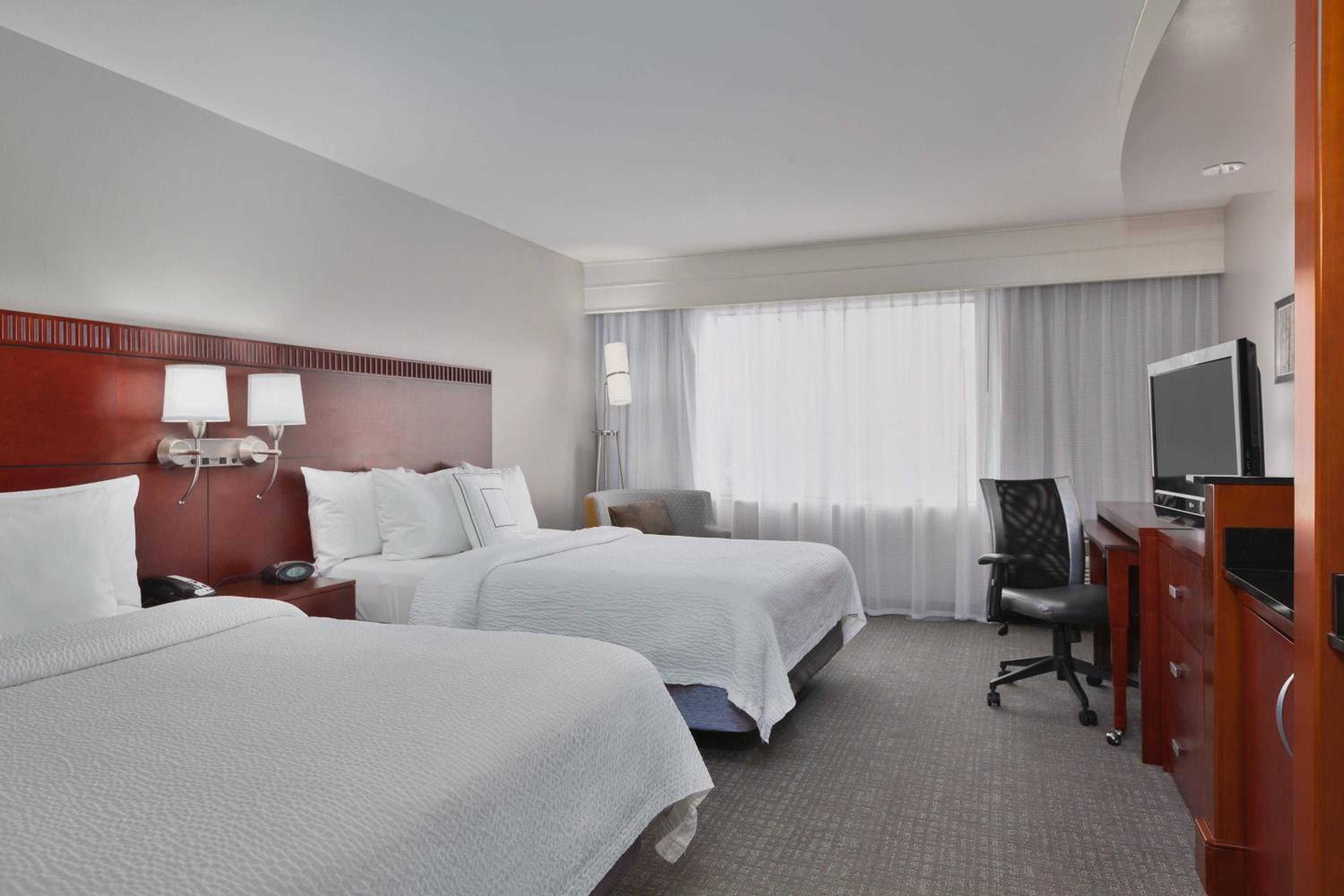 Queen Room with Two Queen Beds - Photo 3