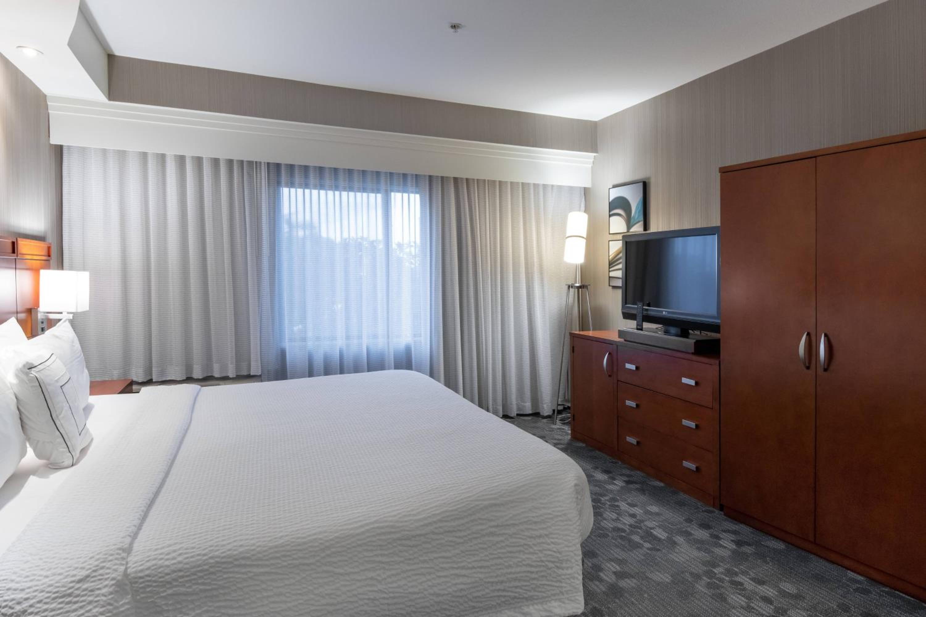 Deluxe King Room with Sofa Bed - Photo 2