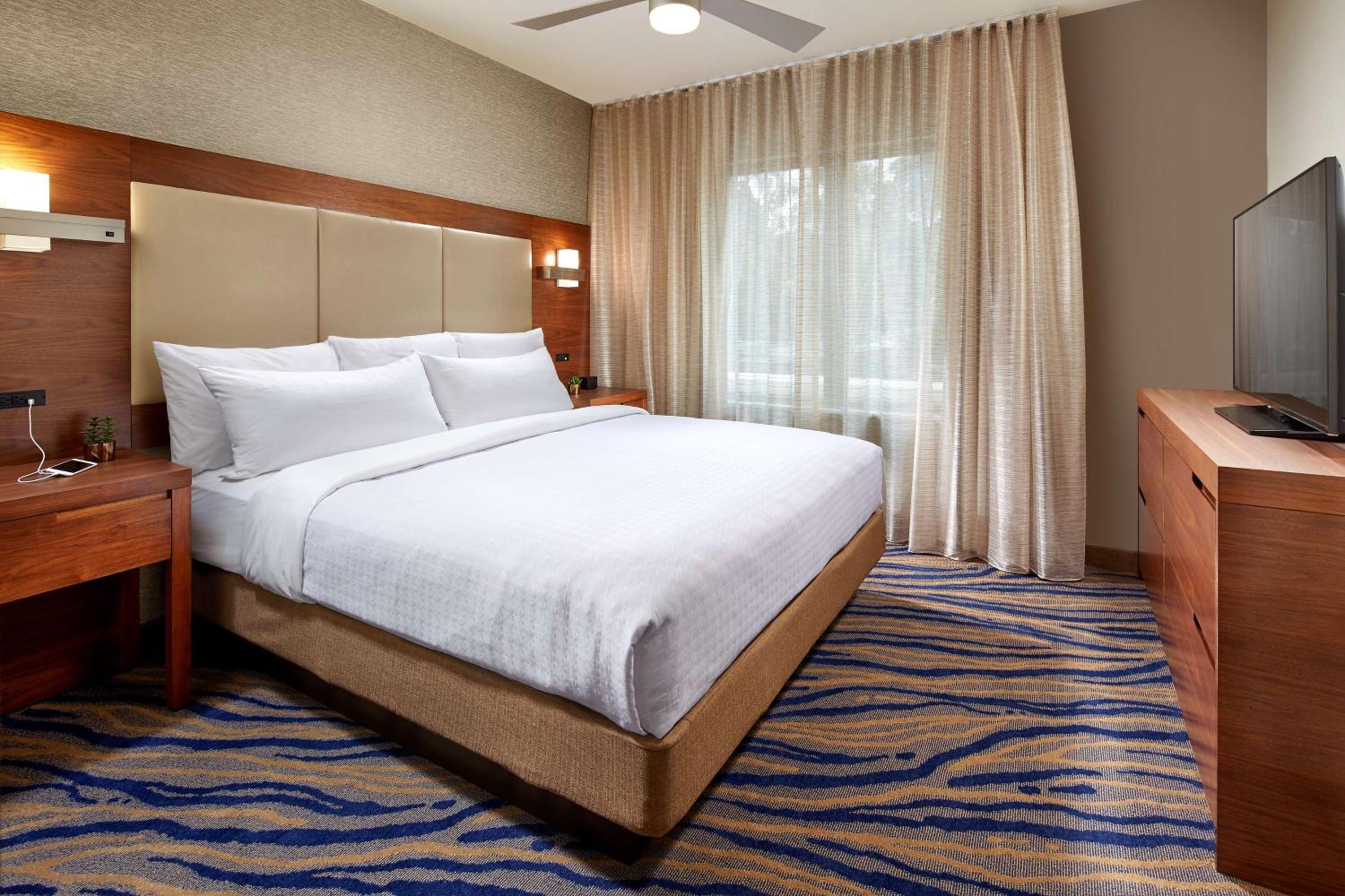 Studio, 1 King Bed, Accessible, Bathtub