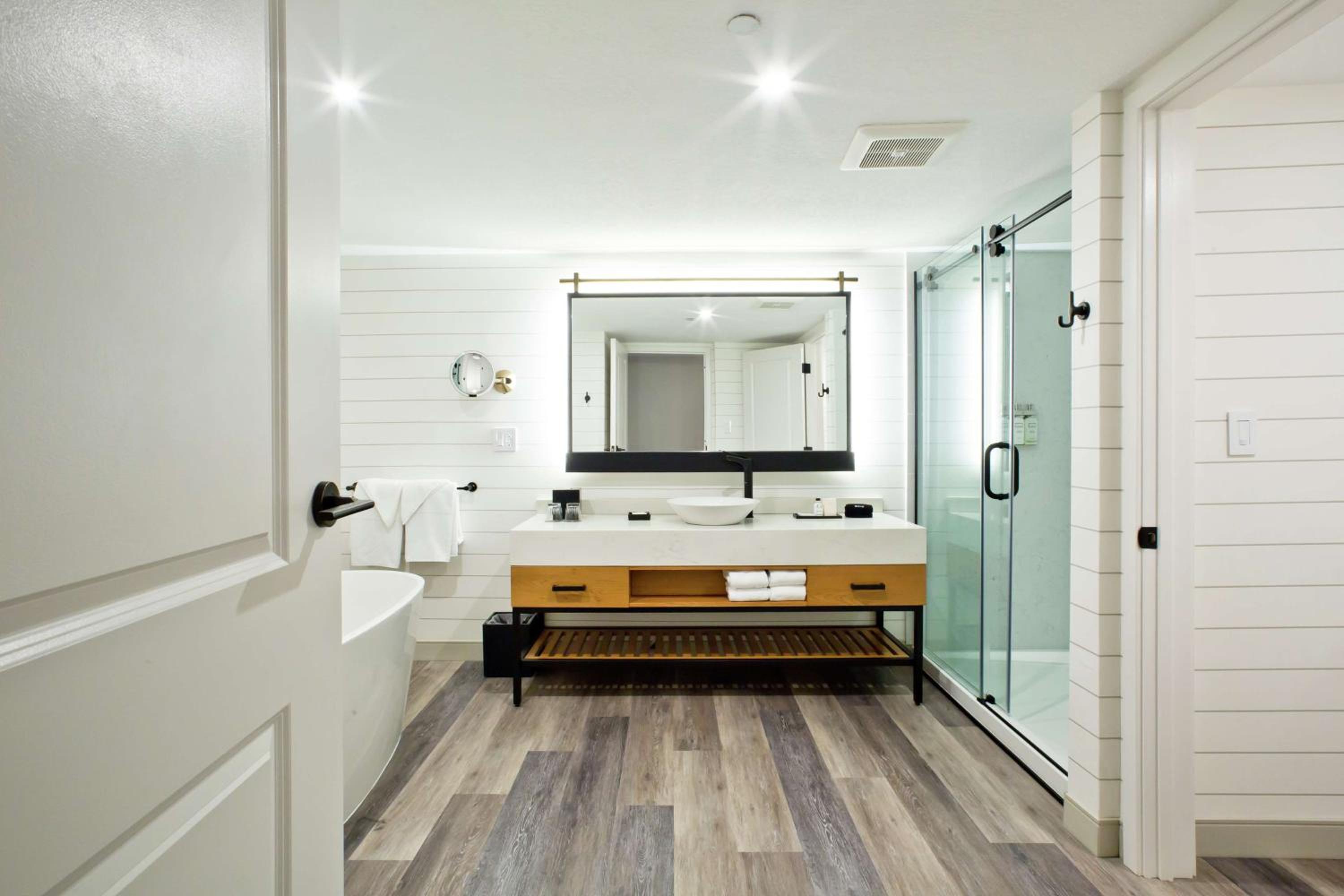 Corner Junior Suite with Soak Tub - Photo 4