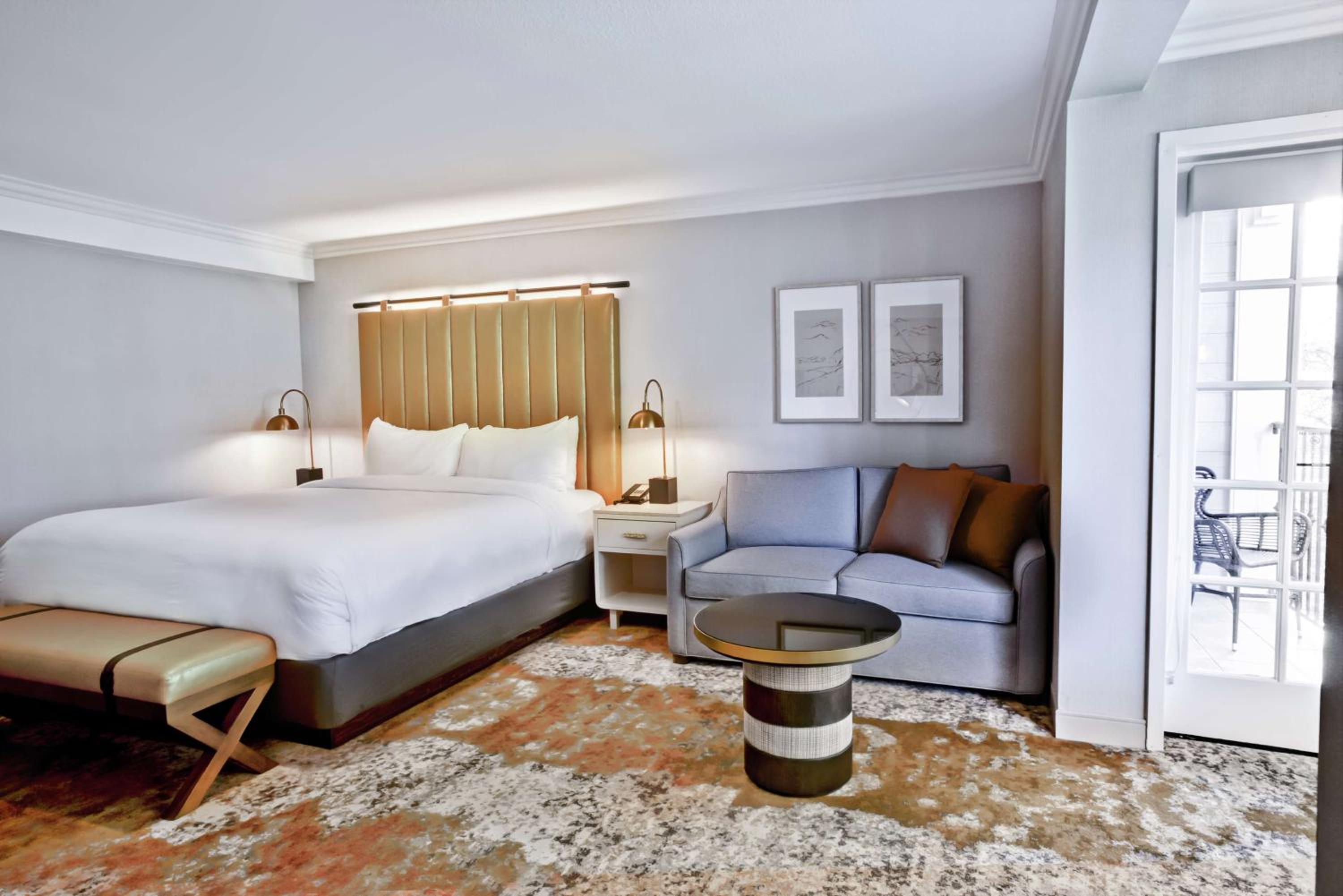 King Room with Balcony - Photo 8