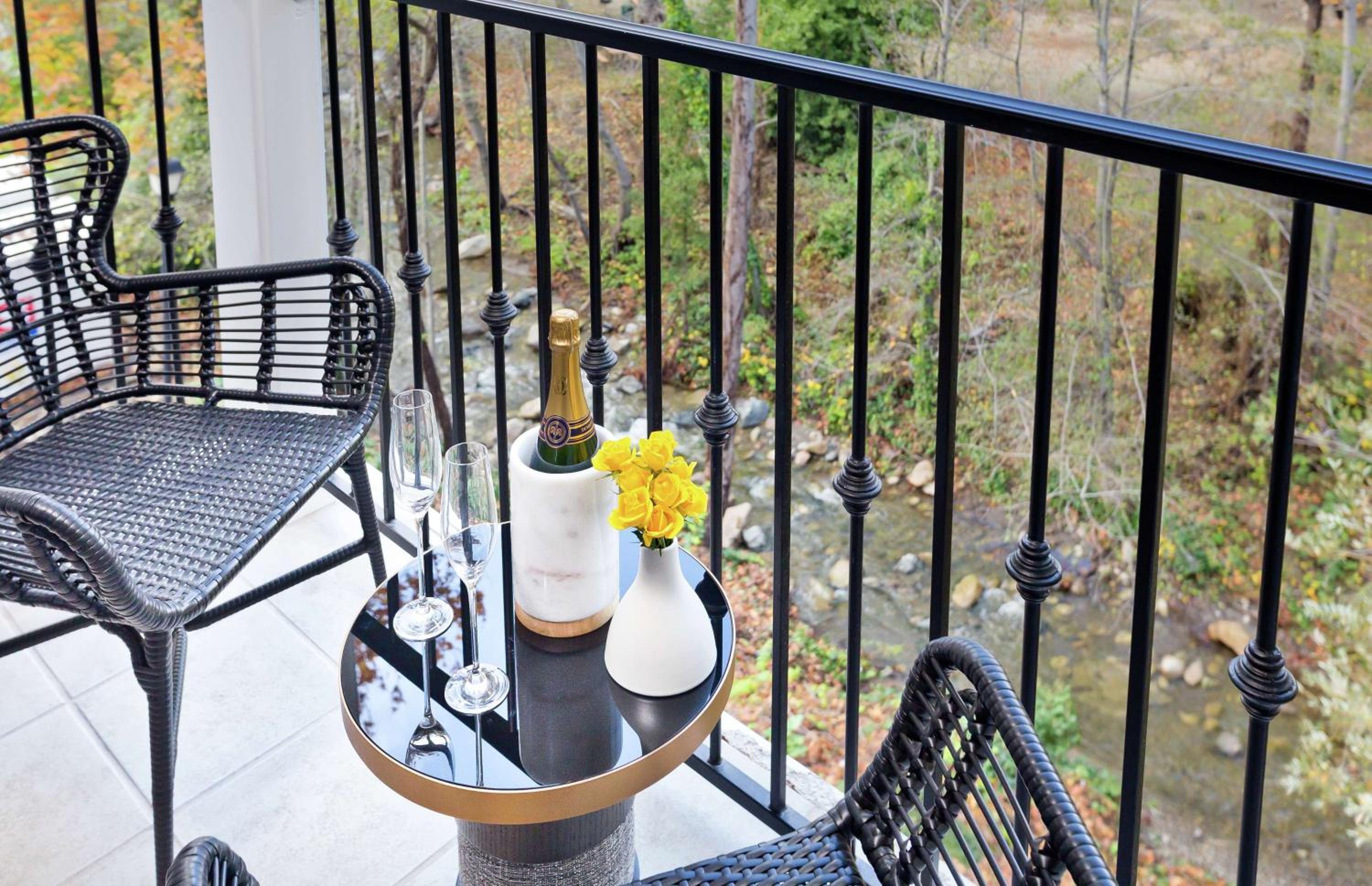 King Room with Balcony - Photo 7