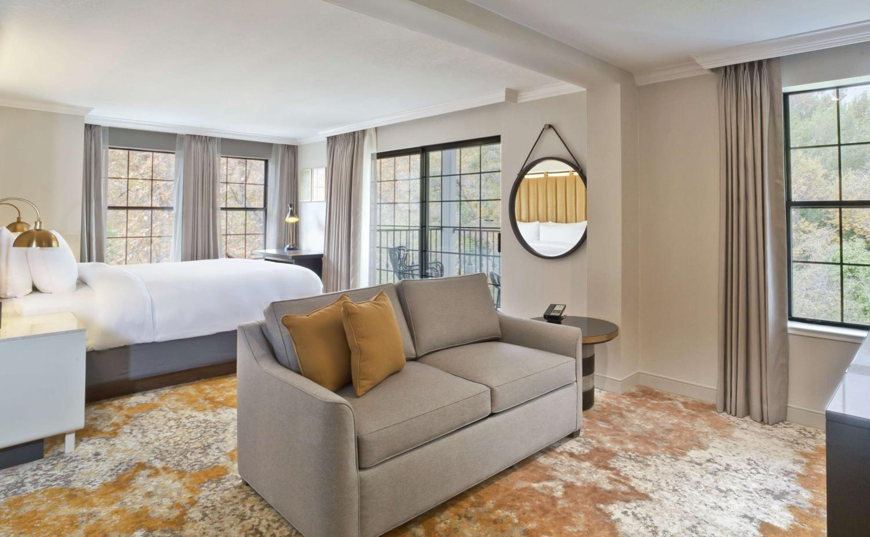 Junior King Suite with Balcony - Photo 3