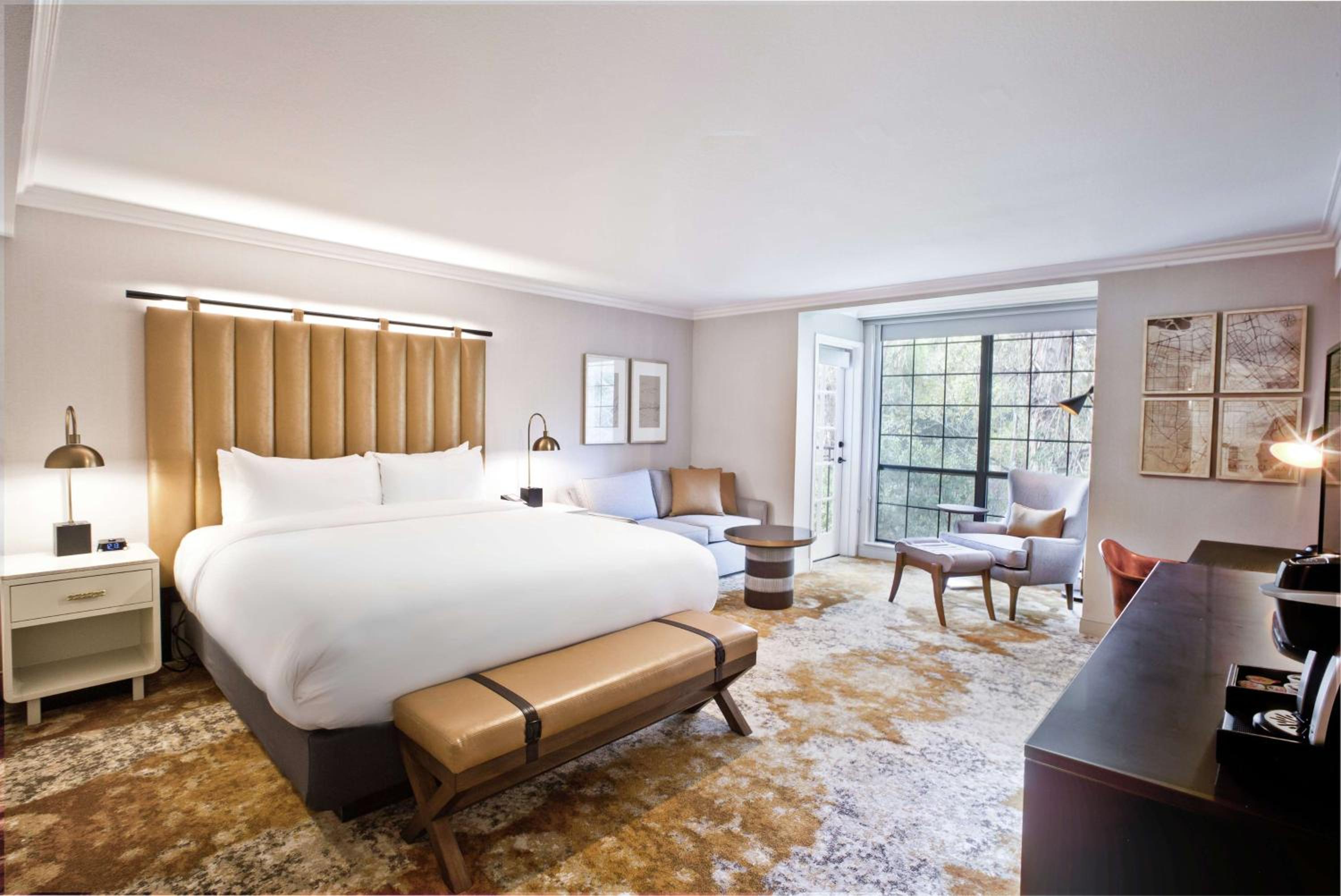 King Room with Balcony - Photo 6