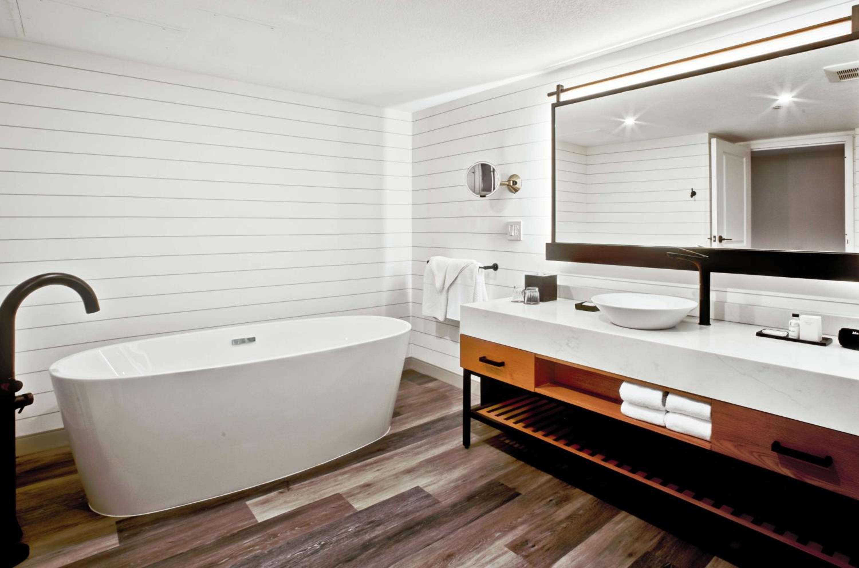 Corner Junior Suite with Soak Tub - Photo 2