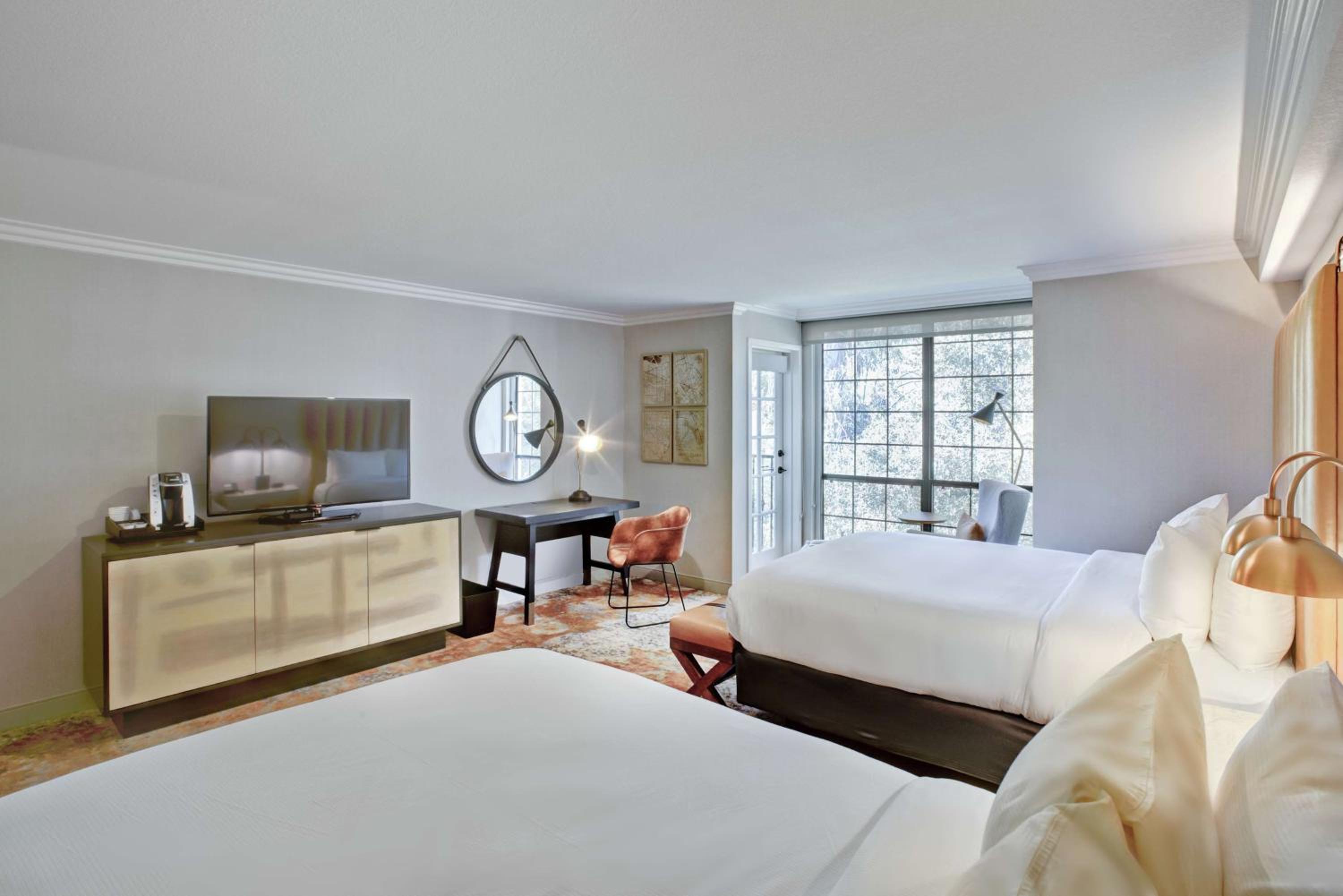 Queen Room with Two Queen Beds and Balcony photo 2