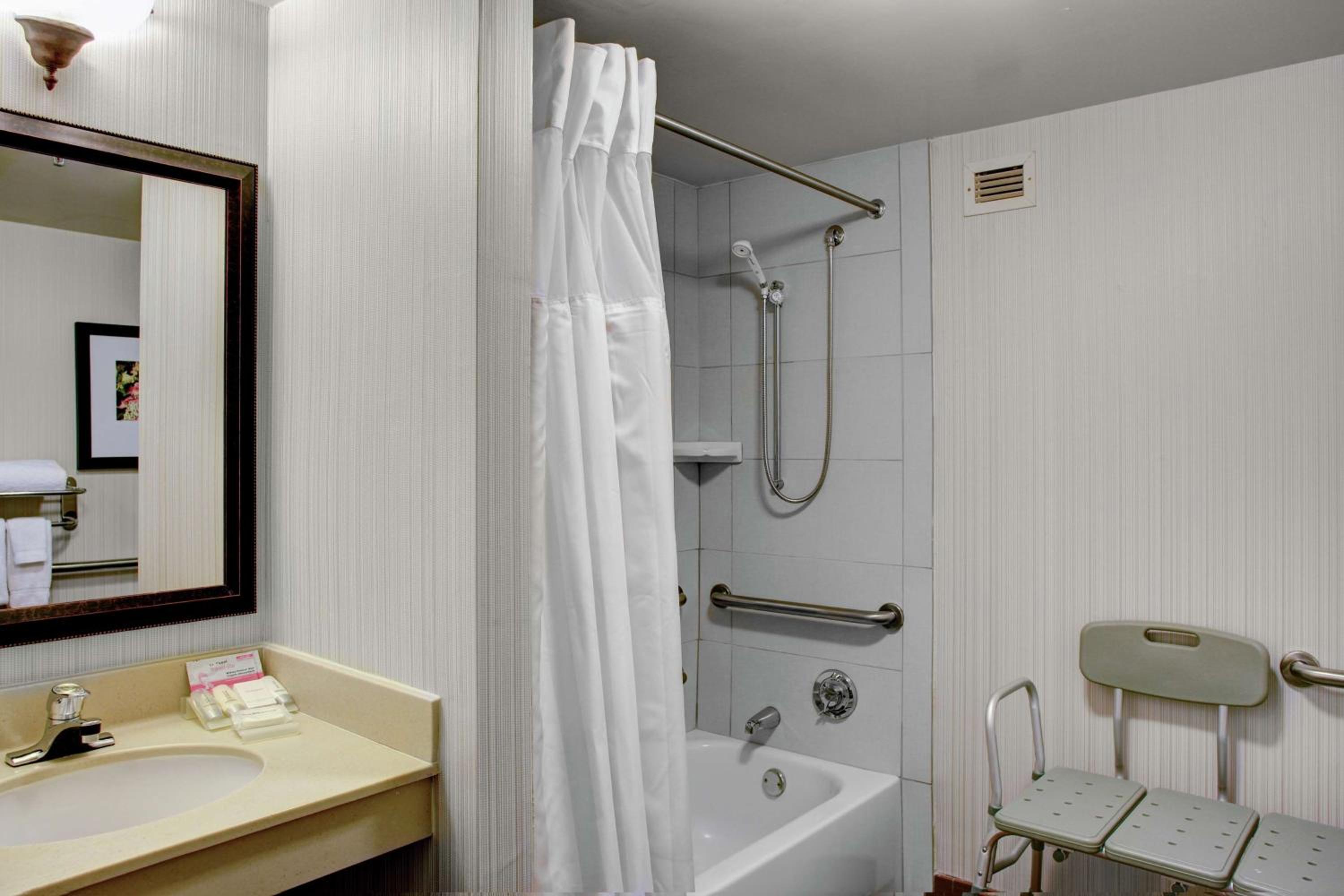 Double Room with Two Double Beds - Mobility Access - Photo 4