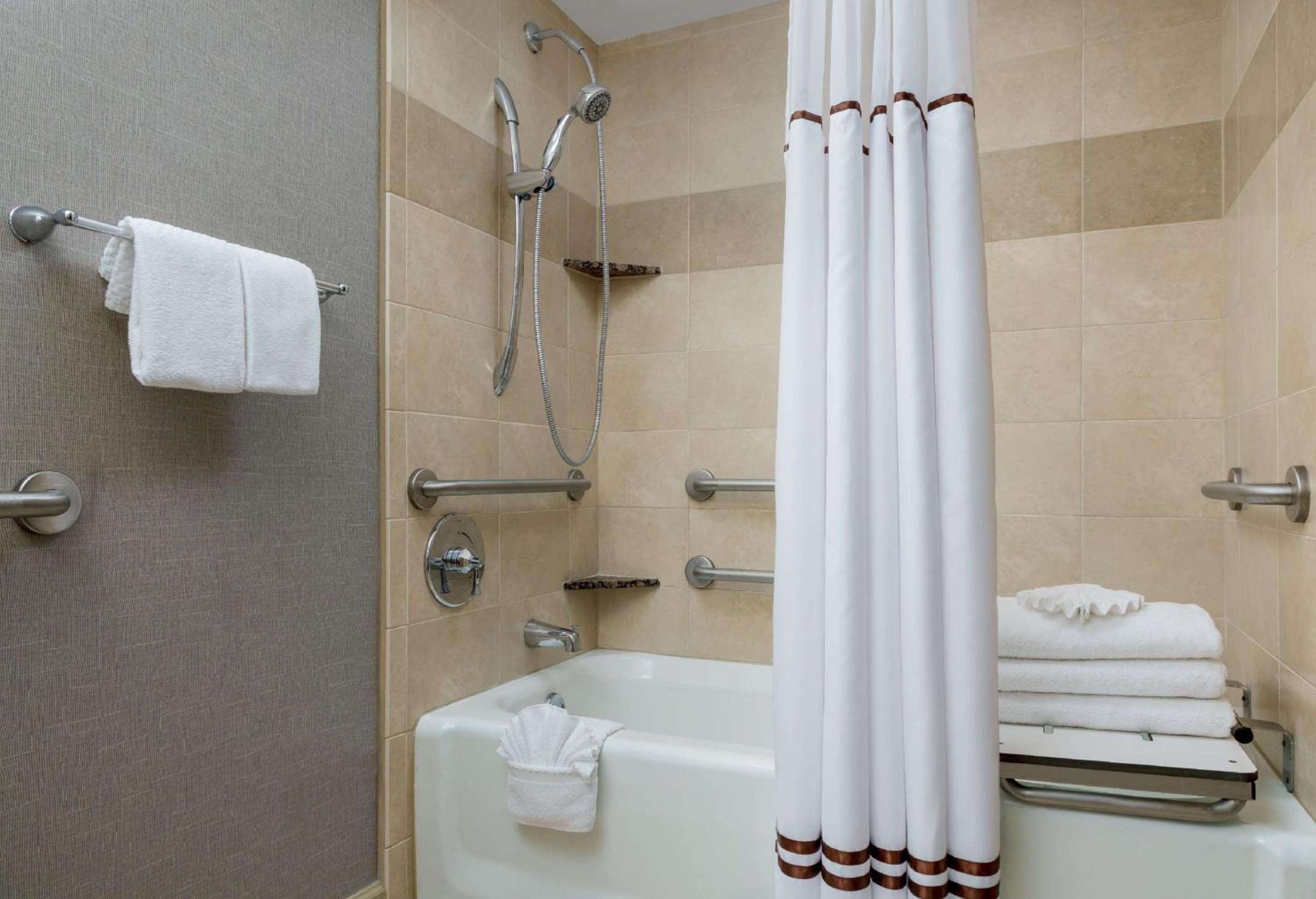King Room - Mobility and Hearing Access - Photo 3