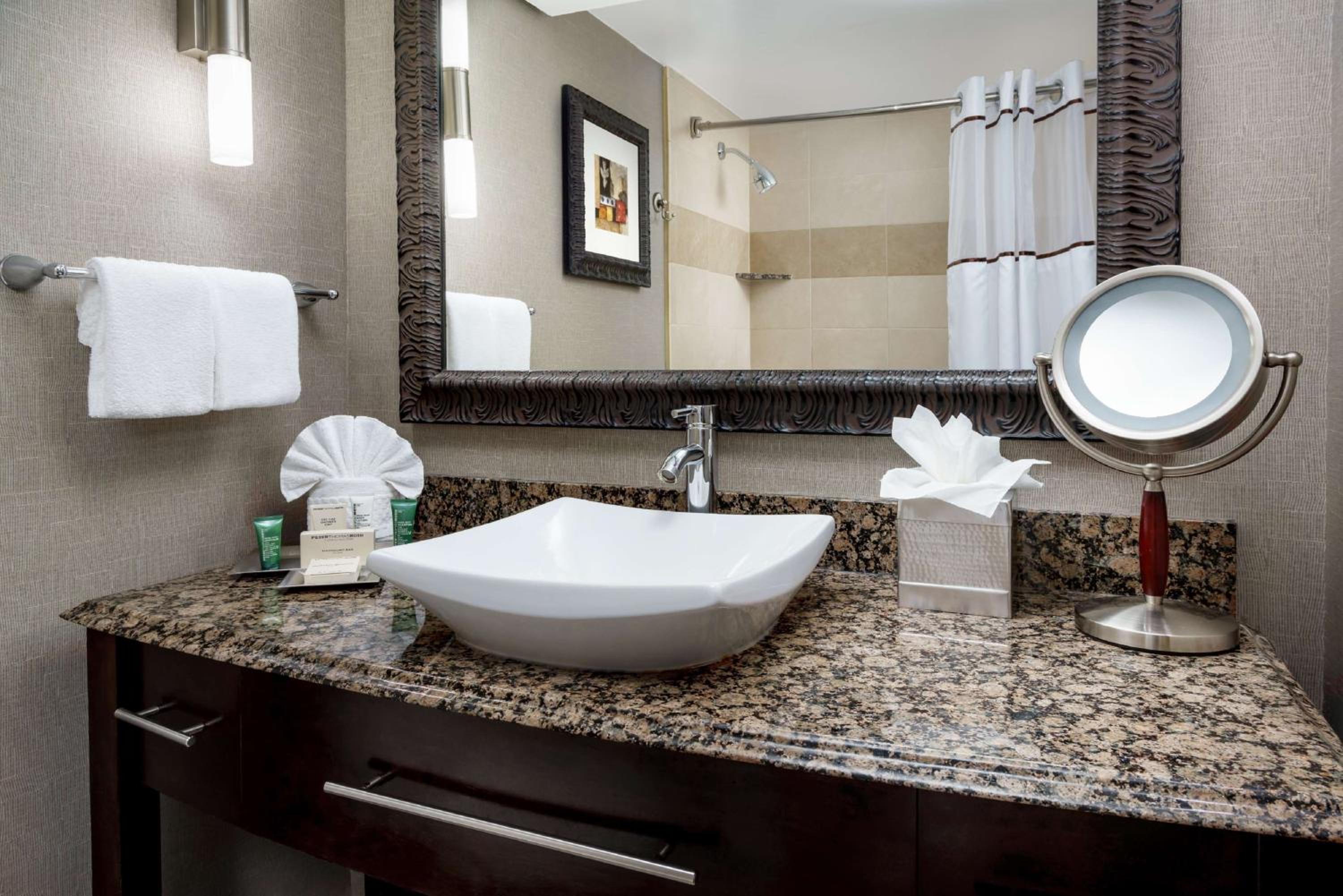 Deluxe King Room - Photo 2