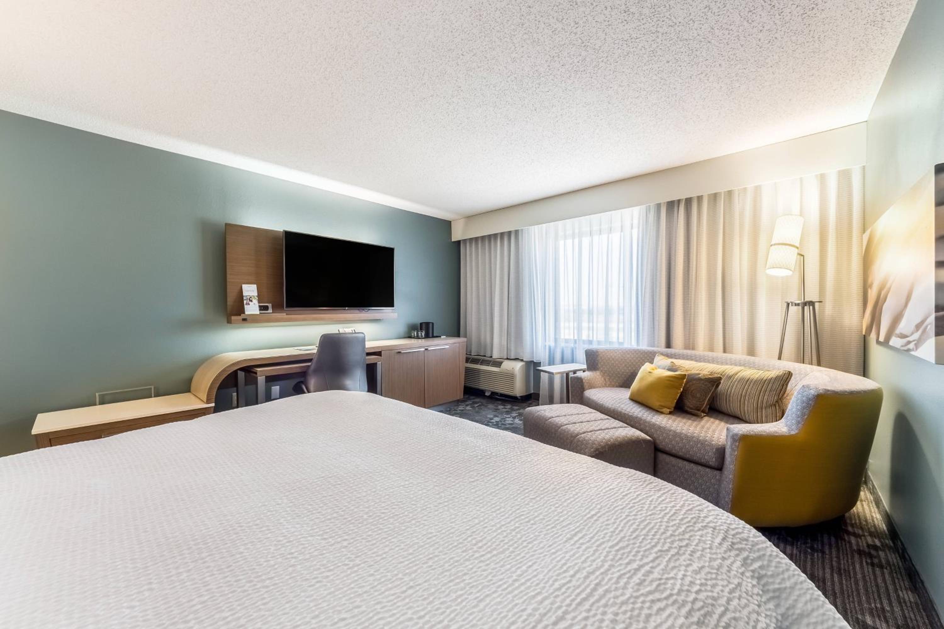 King Room with Sofa Bed - Photo 3