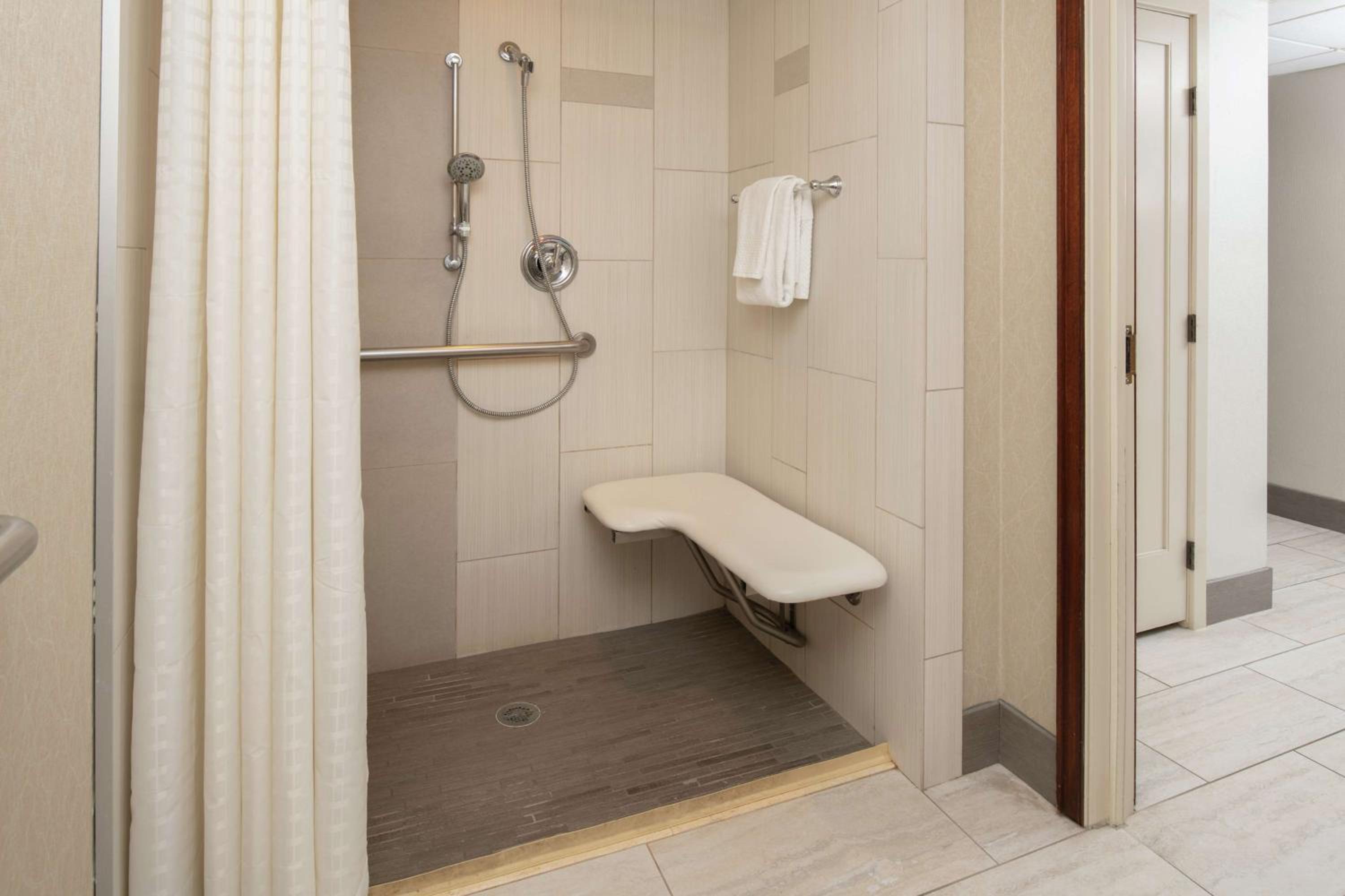 Queen Room With Two Queen Beds - High Floor - Photo 4
