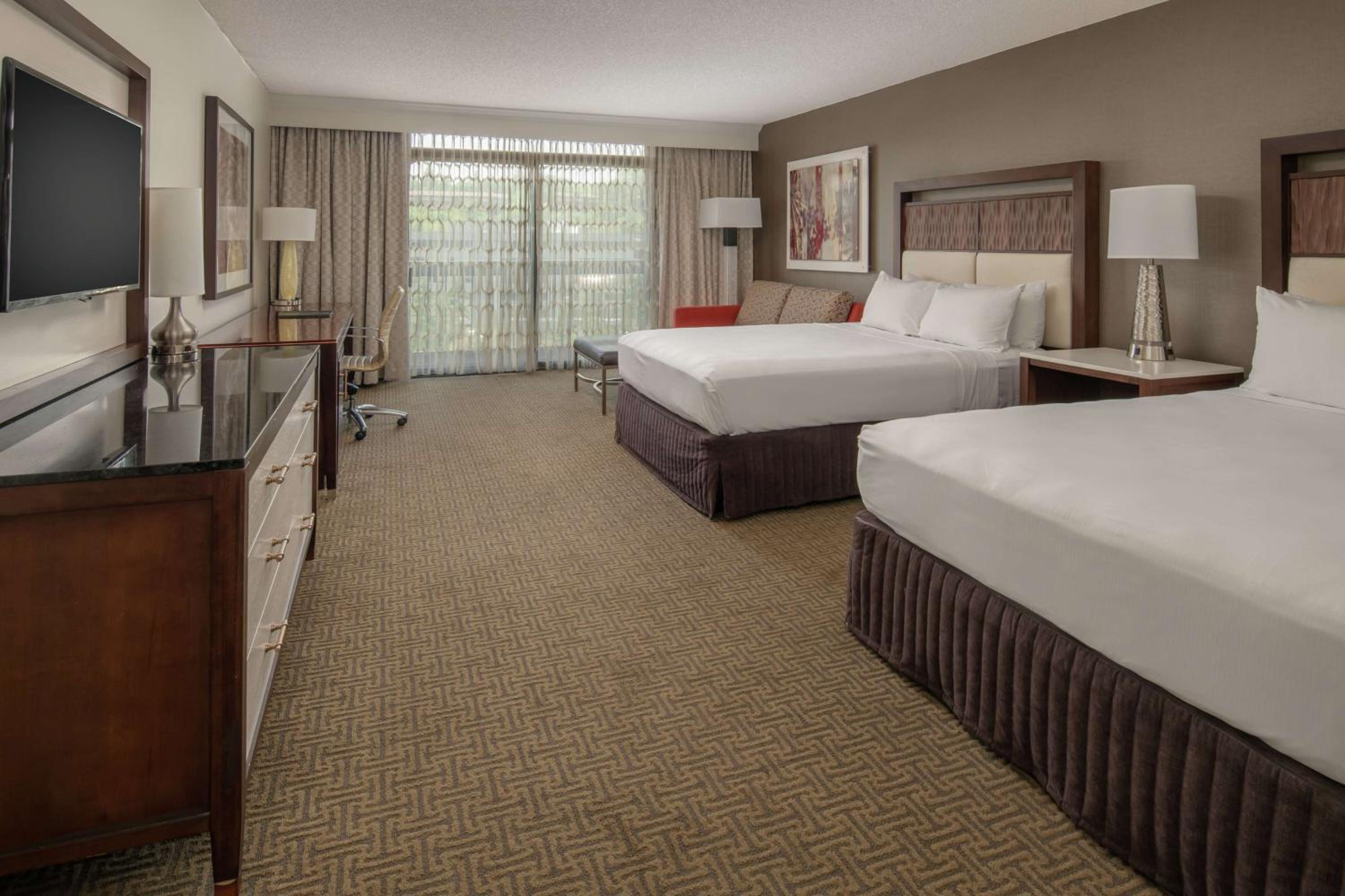 Queen Room With Two Queen Beds - High Floor - Photo 2