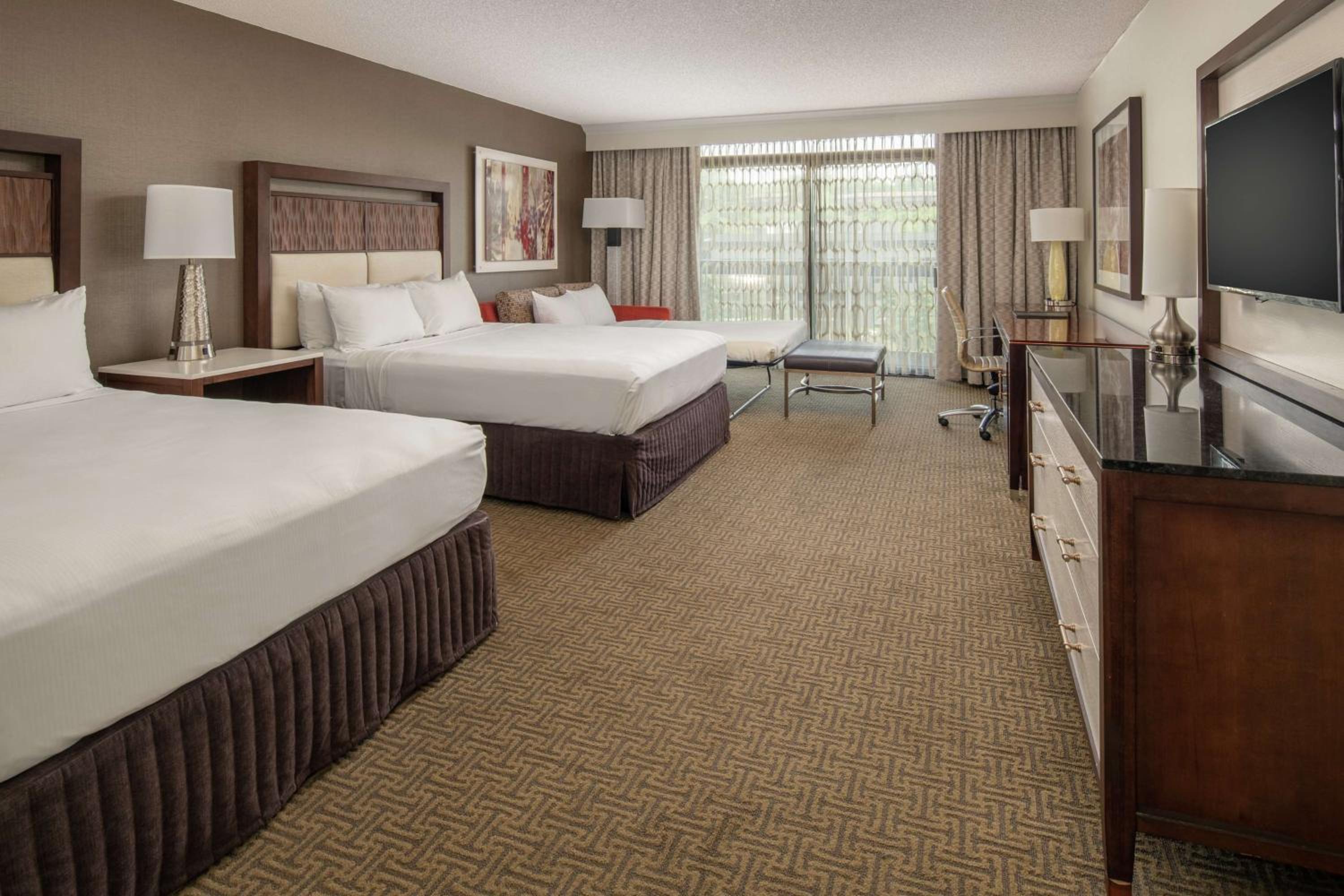 Queen Room With Two Queen Beds - High Floor - Photo 5