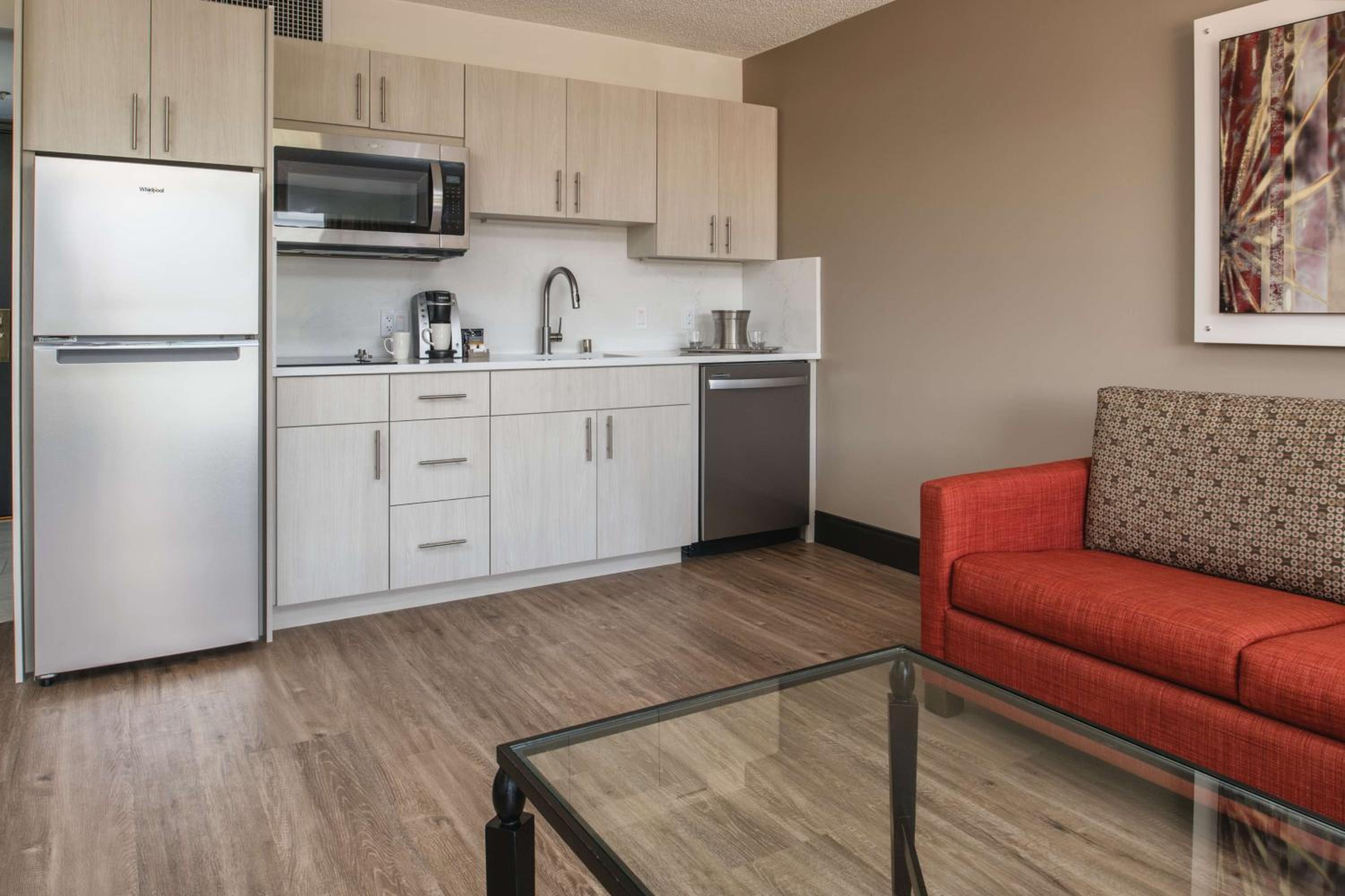 Queen Studio Suite with Full Kitchen - Photo 3