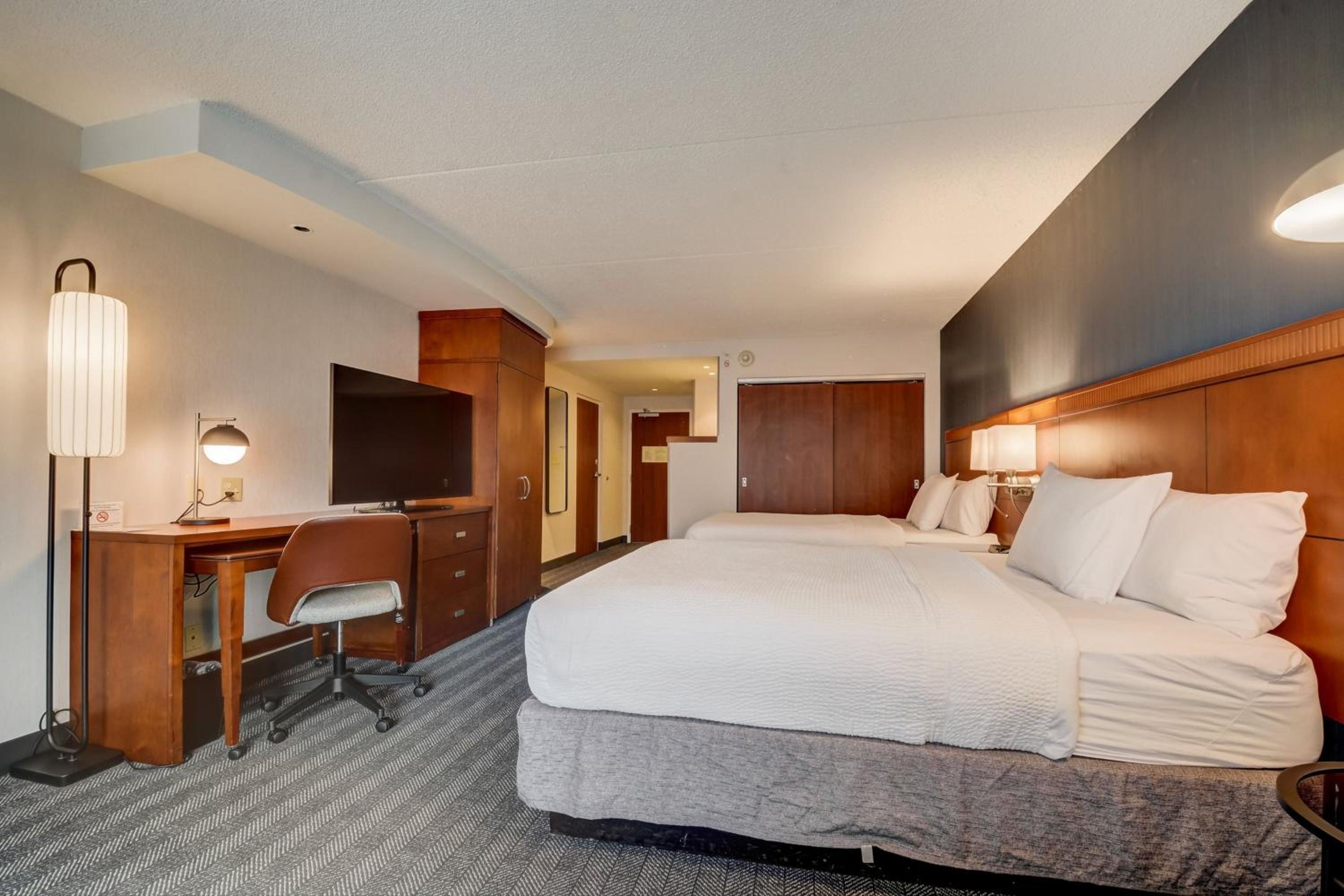 Queen Room with Two Queen Beds - Photo 2
