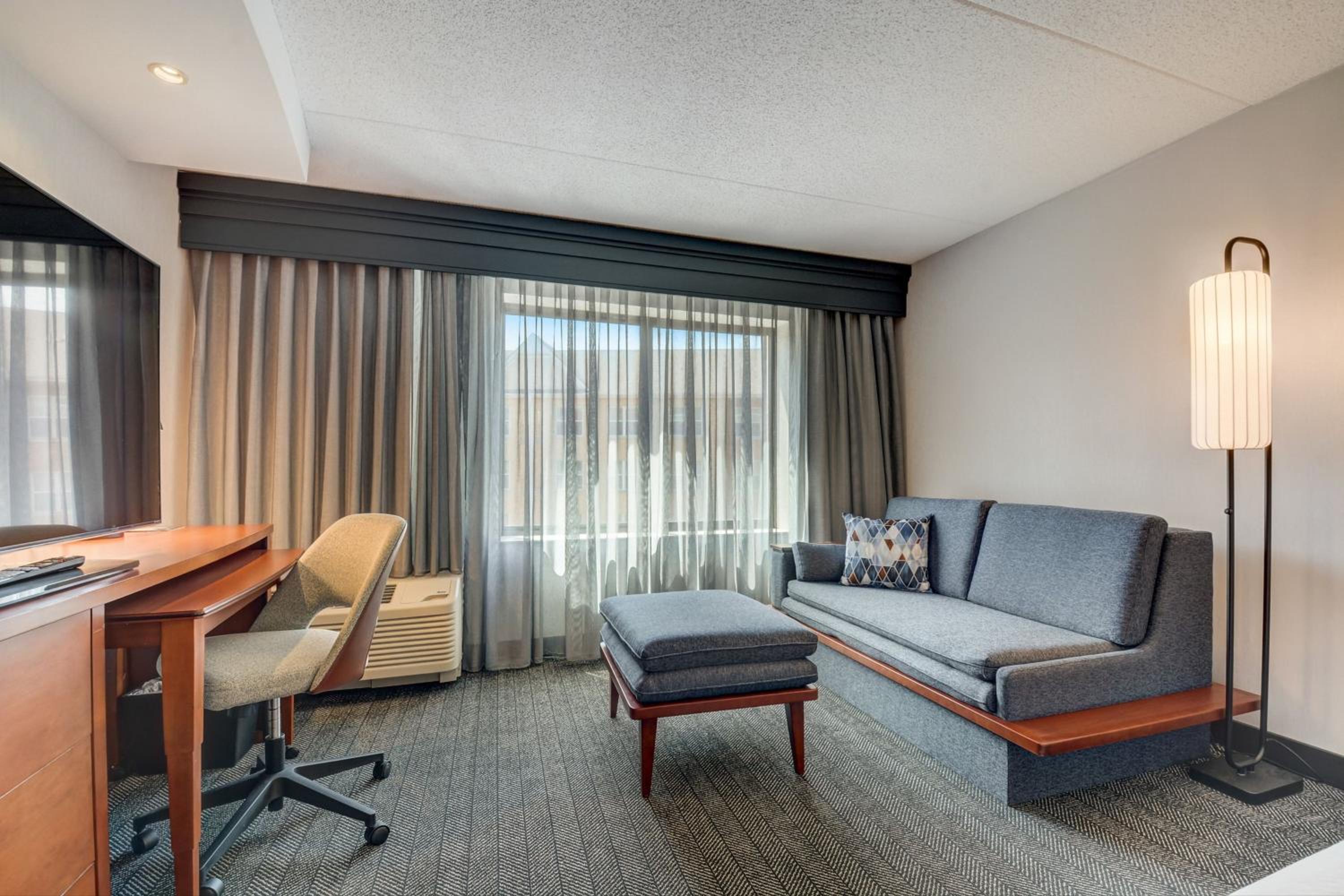 King Room with Sofa Bed - Photo 4