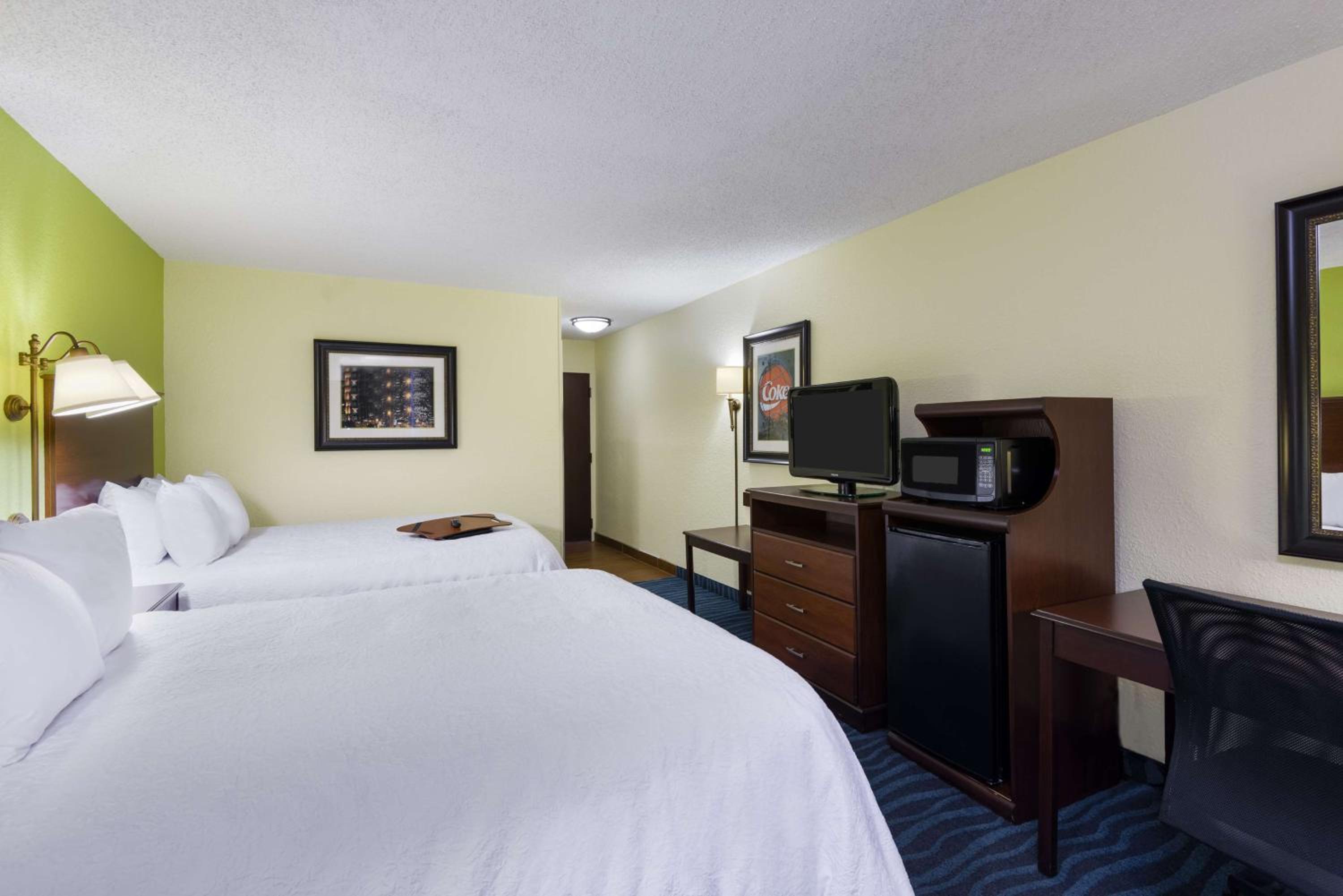 Room with Two Queen Beds - Non-Smoking - Photo 4