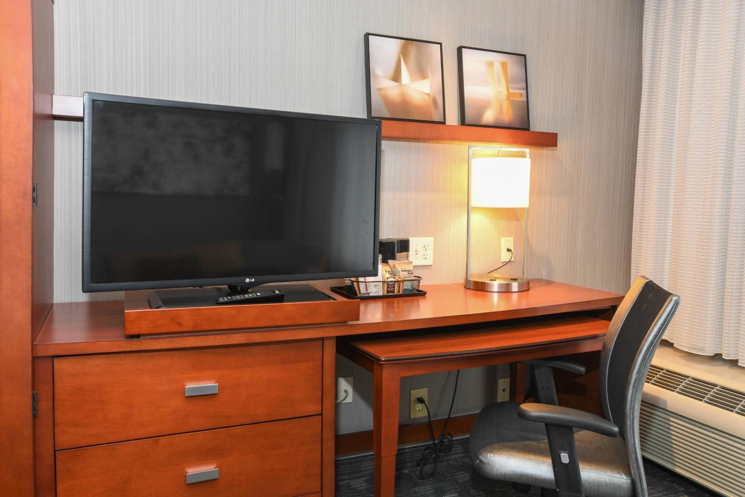King Room with Sofa Bed - Photo 5