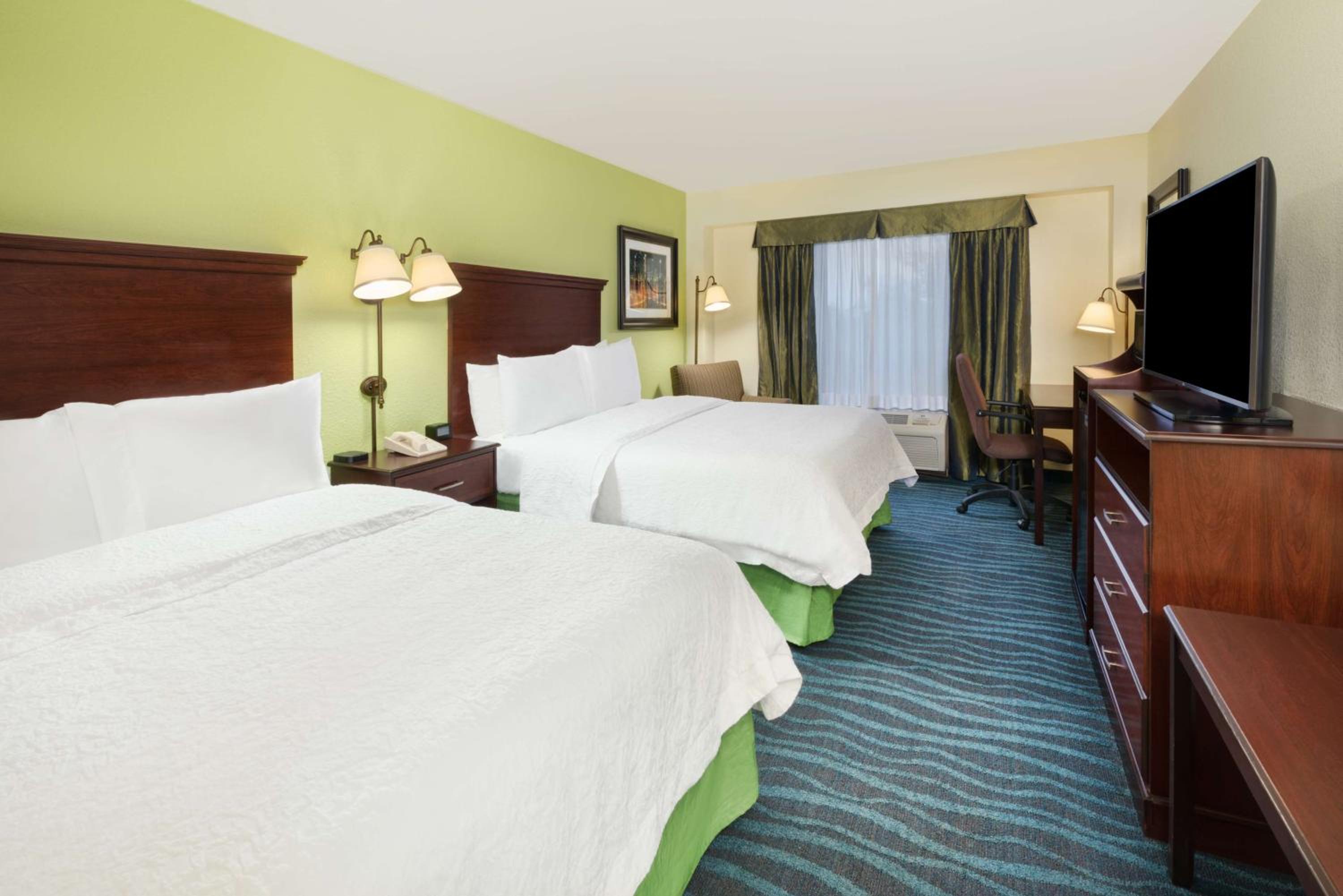 Room with Two Queen Beds - Non-Smoking - Photo 3