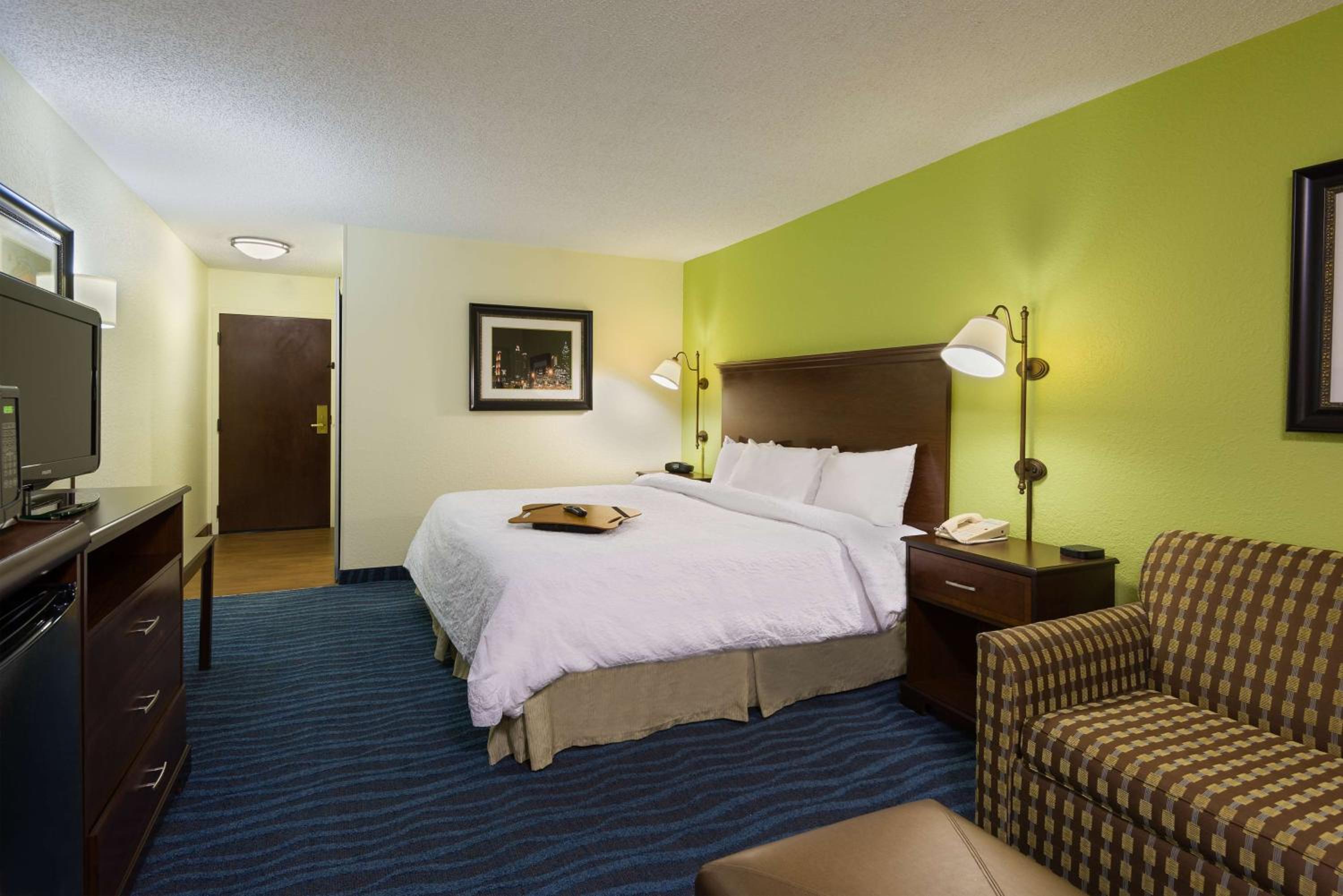 King Room with Roll-In Shower - Mobility Access/Non-Smoking - Photo 7