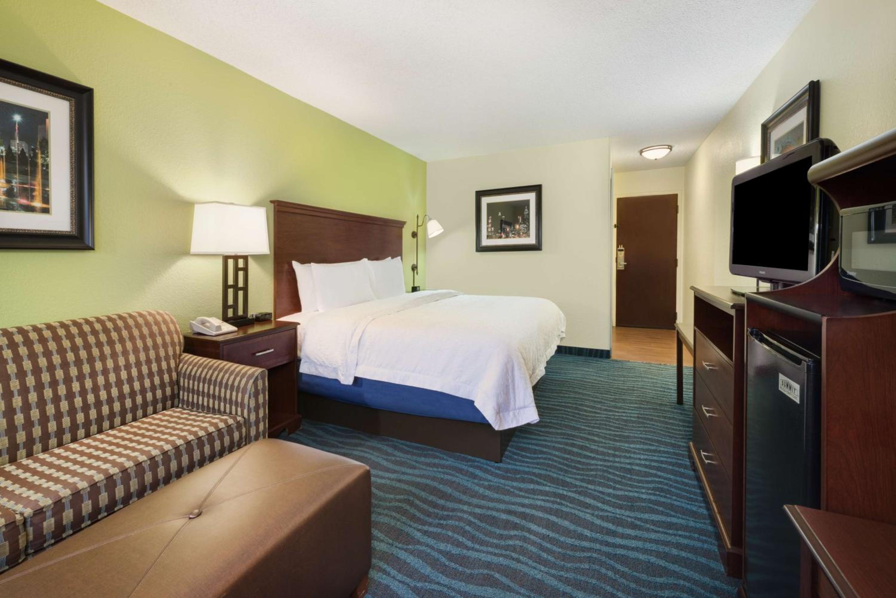 King Room with King Bed - Non-Smoking - Photo 5