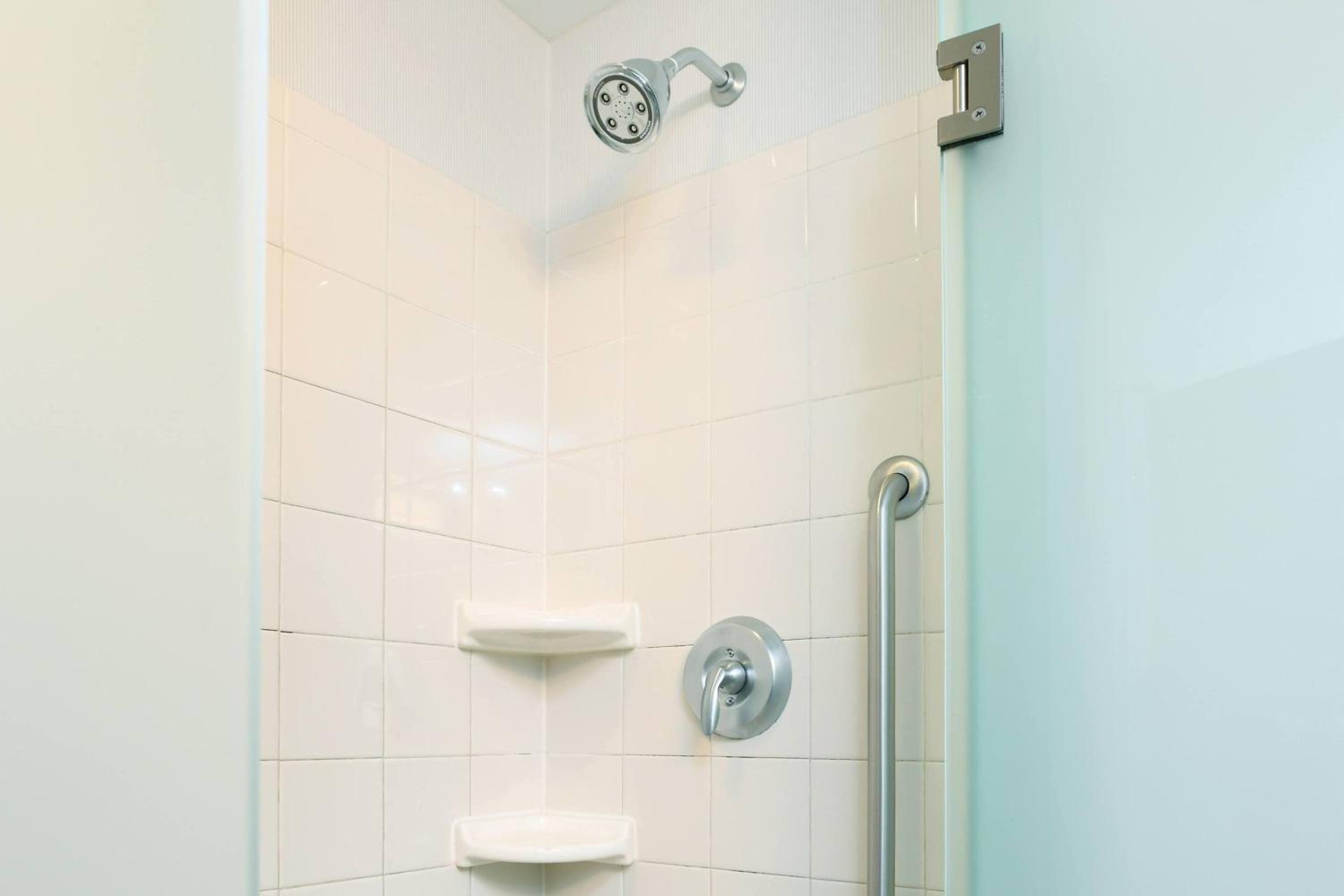 Queen Room with Two Queen Beds - Photo 5