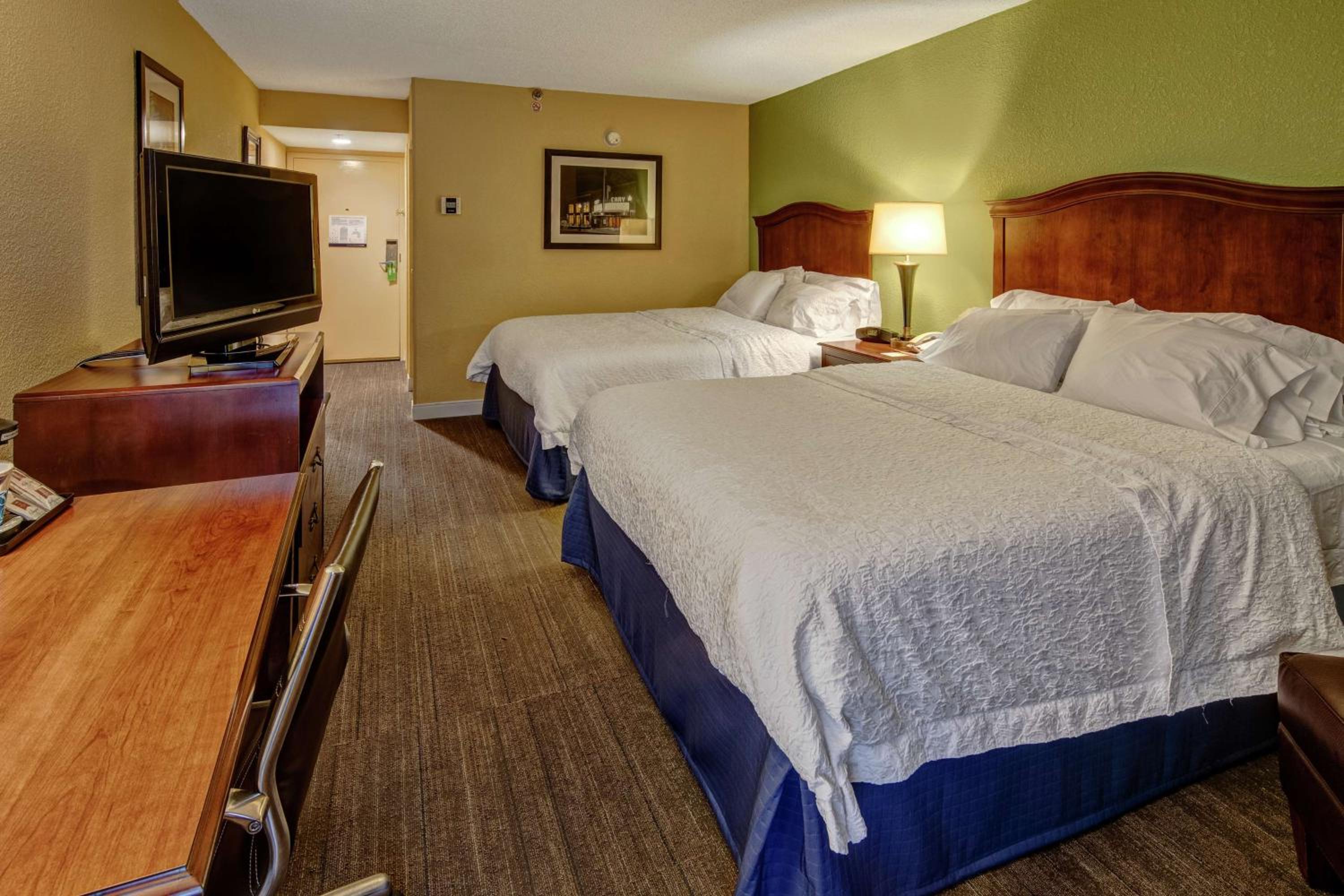 Queen with Two Queen Beds - Non-Smoking - Photo 4