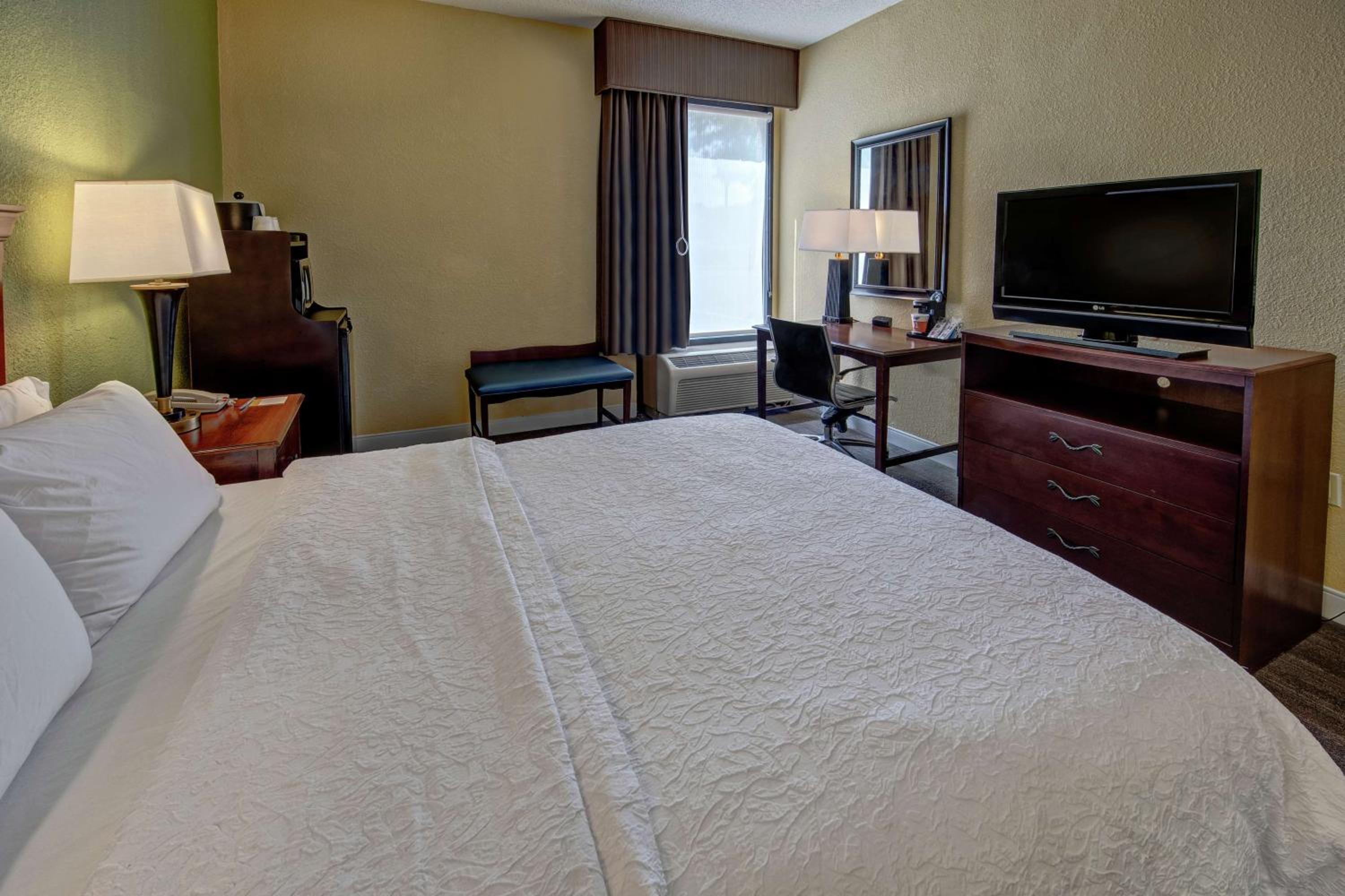King Room with King Bed - Non-Smoking - Photo 1