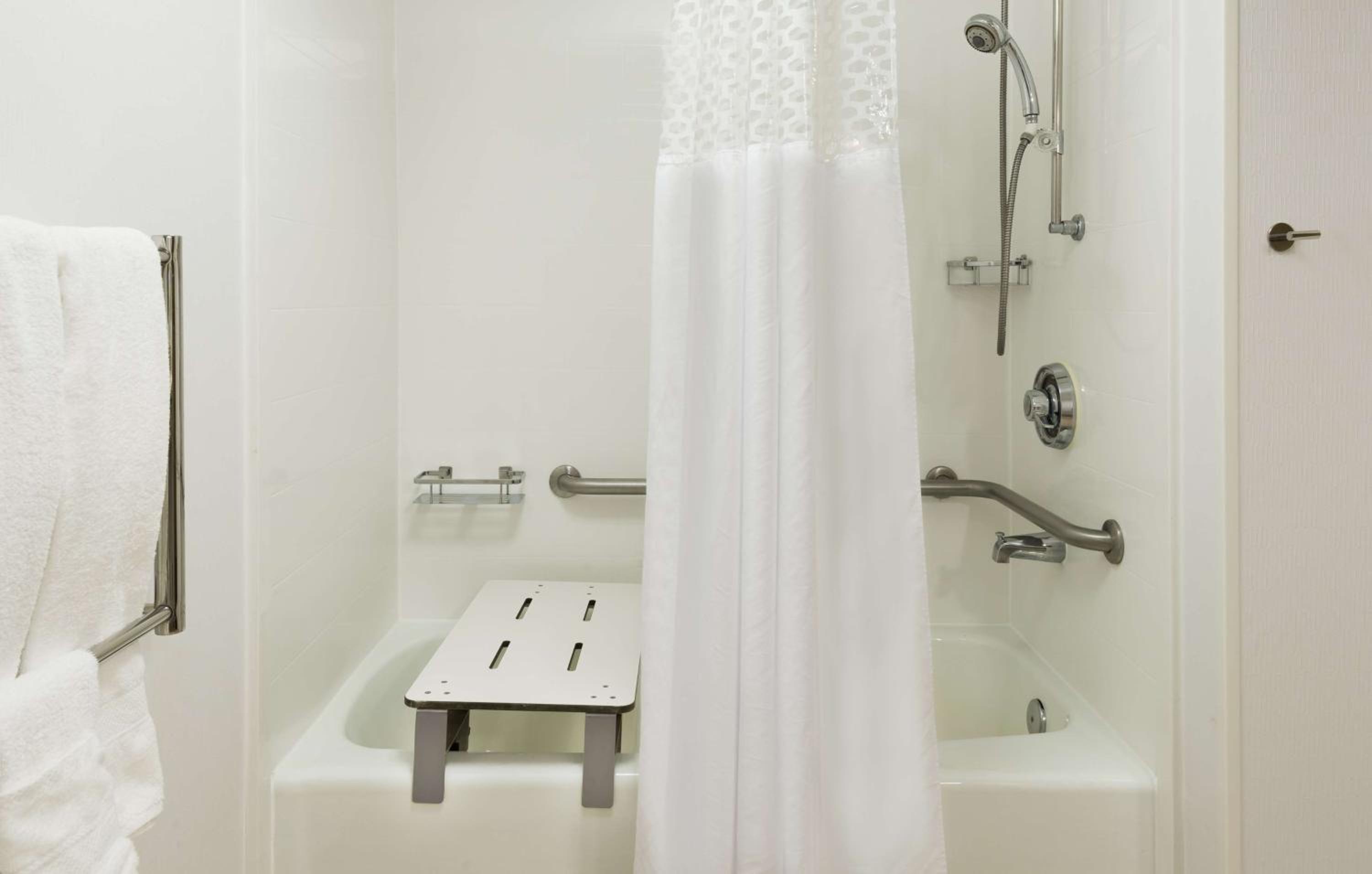 Queen Room with Bath Tub - Disability Access/Non-Smoking  - Photo 8