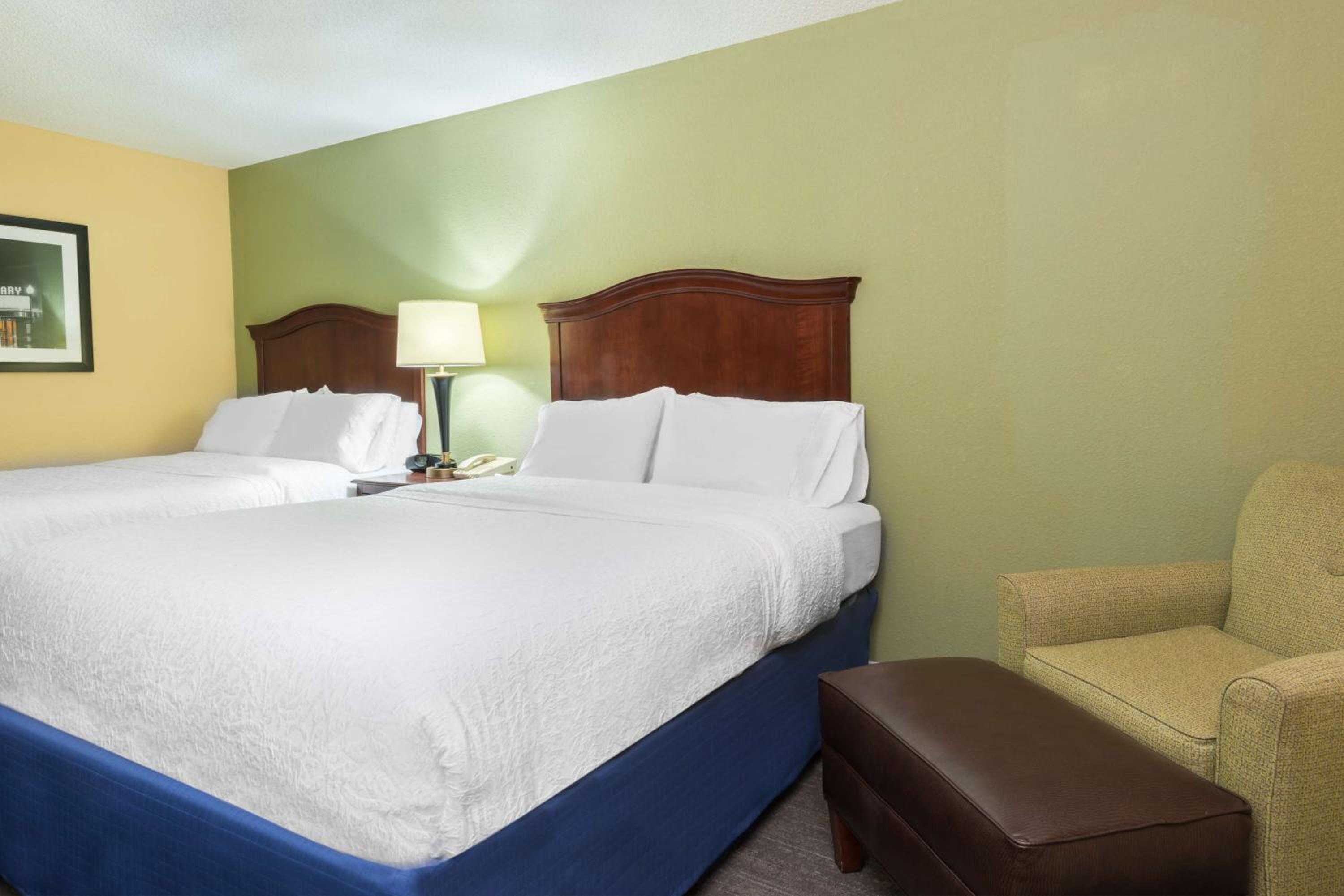 Queen with Two Queen Beds - Non-Smoking - Photo 5