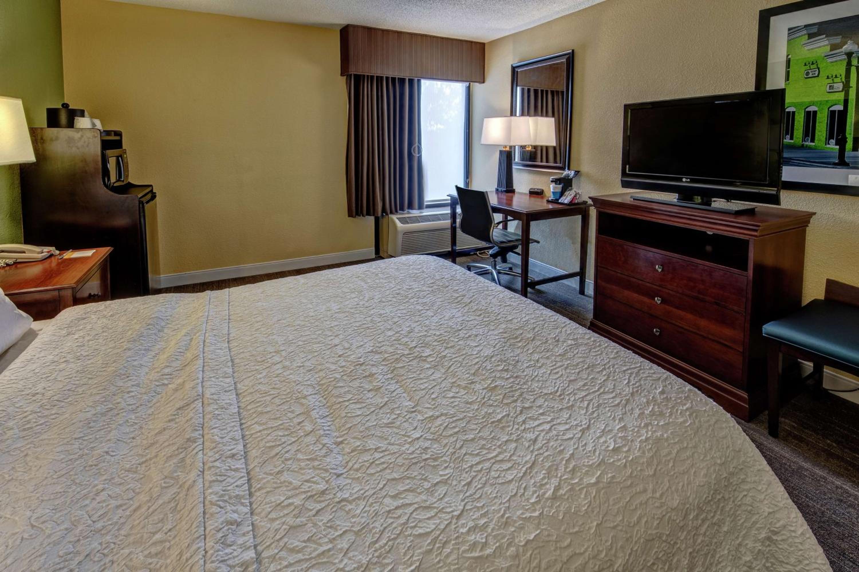 Queen Room with Roll-In Shower - Mobility Access/Non-Smoking - Photo 3