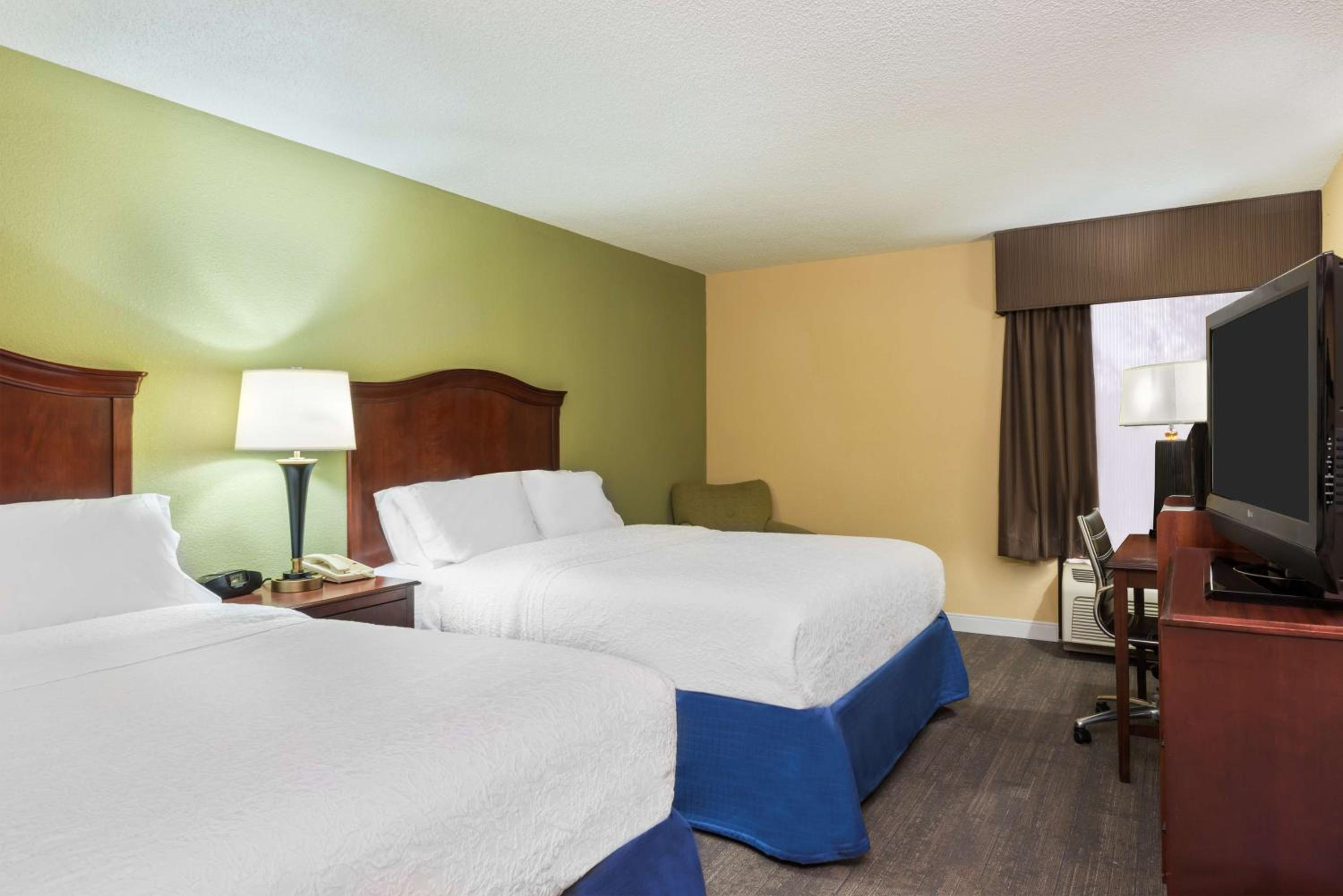 Queen with Two Queen Beds - Non-Smoking - Photo 6