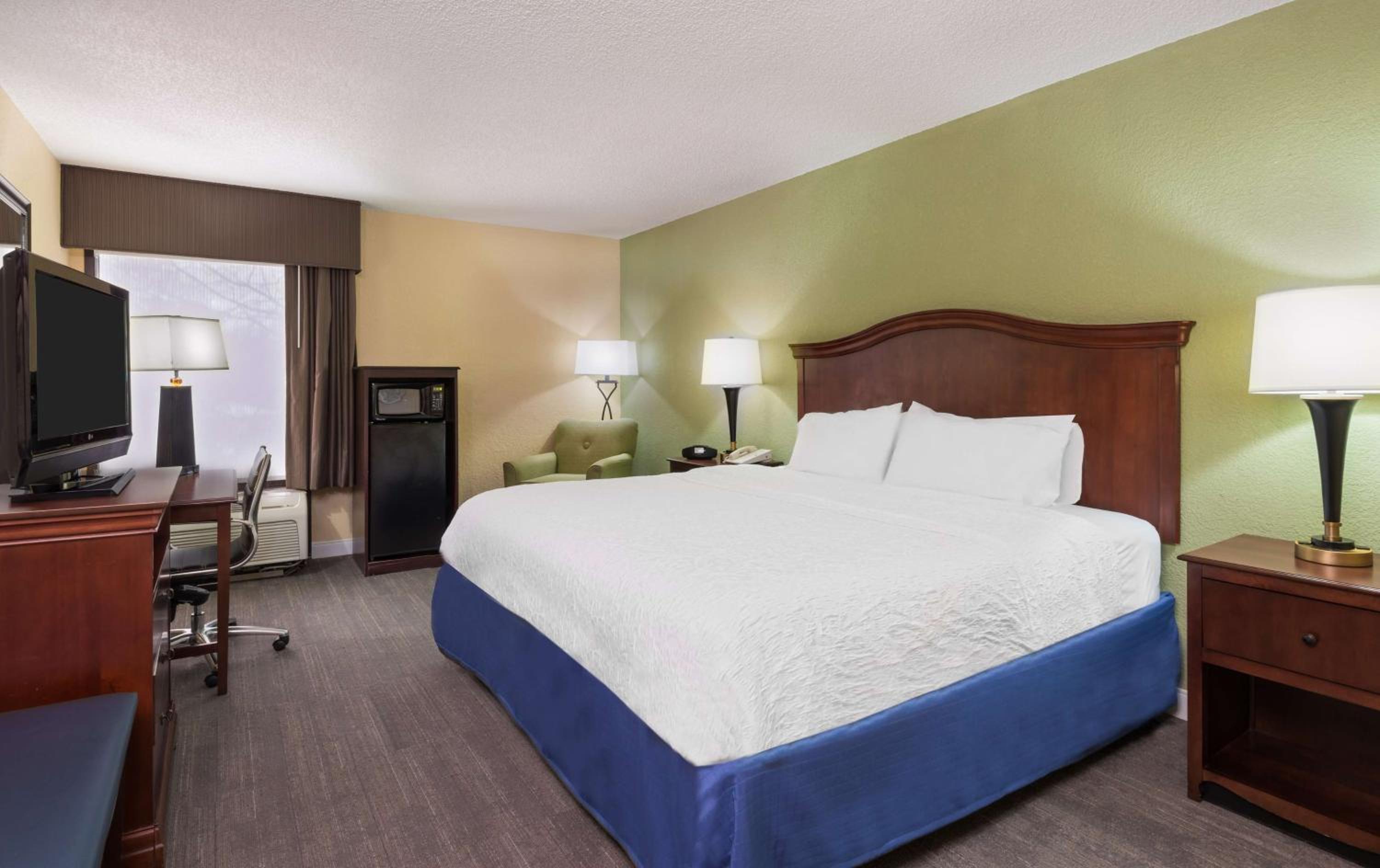 King Room with King Bed - Non-Smoking - Photo 3