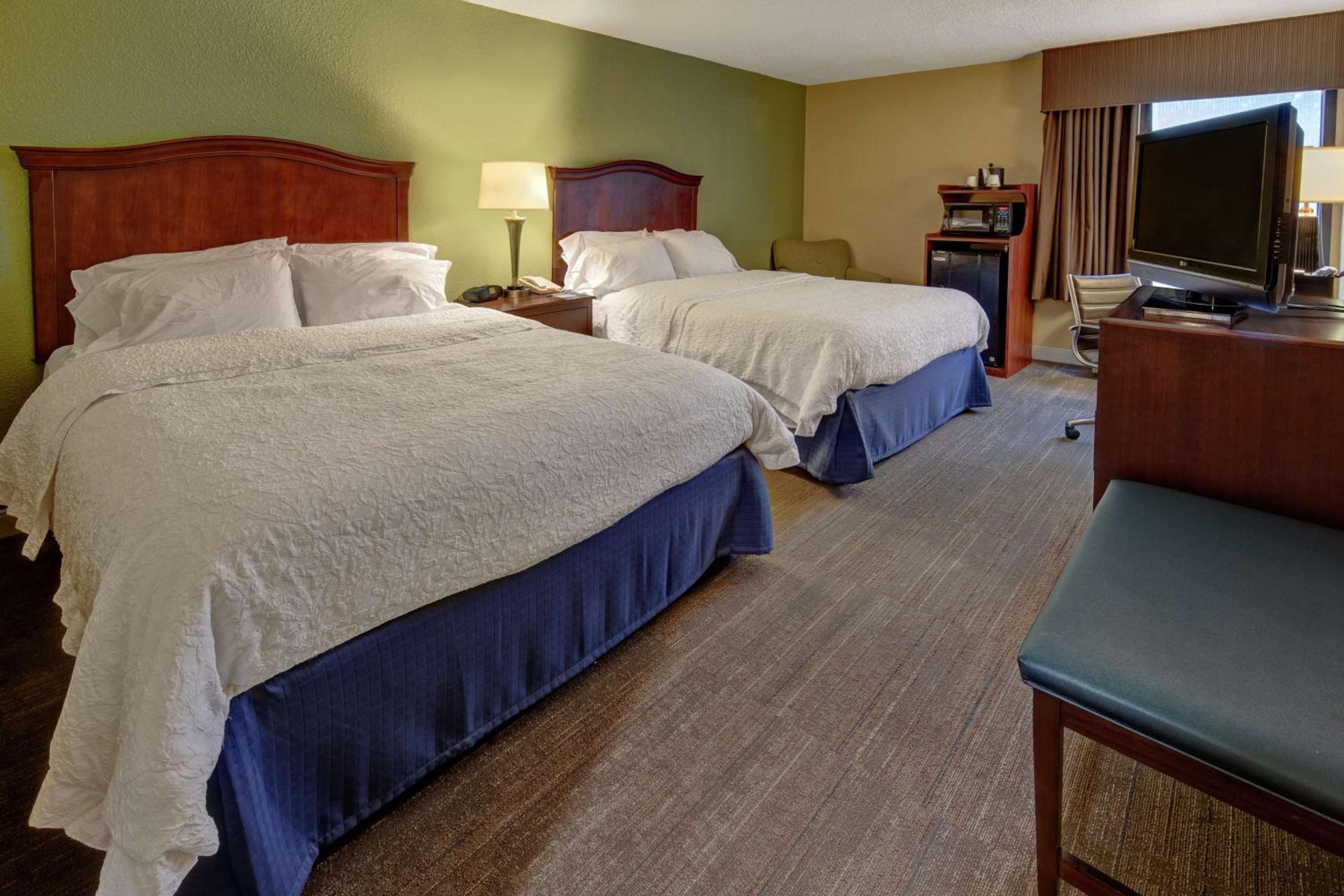 Queen with Two Queen Beds - Non-Smoking - Photo 3